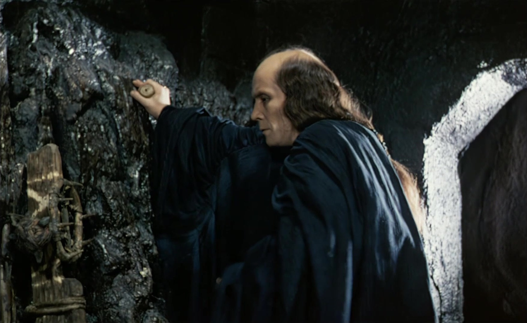 Es ist nicht leicht, ein Gott zu sein (1989), wide, 1.63:1 — film still