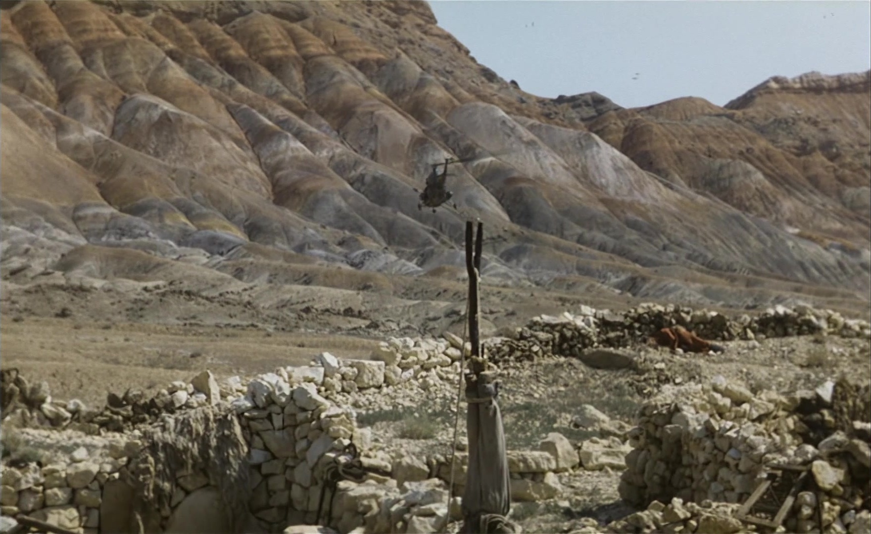 Es ist nicht leicht, ein Gott zu sein (1989), wide, 1.63:1 — film still