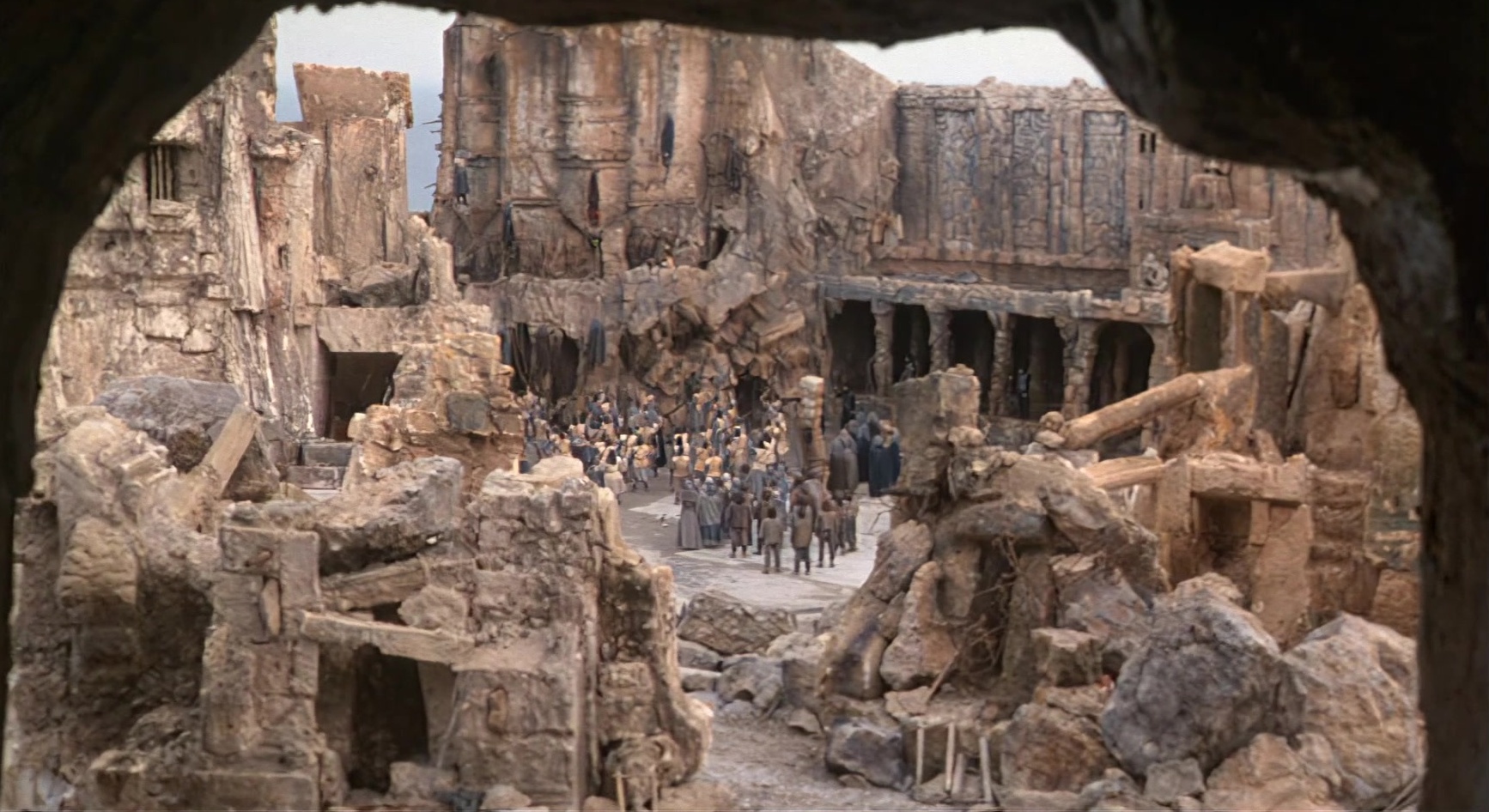 Es ist nicht leicht, ein Gott zu sein (1989), wide, 1.83:1 — film still