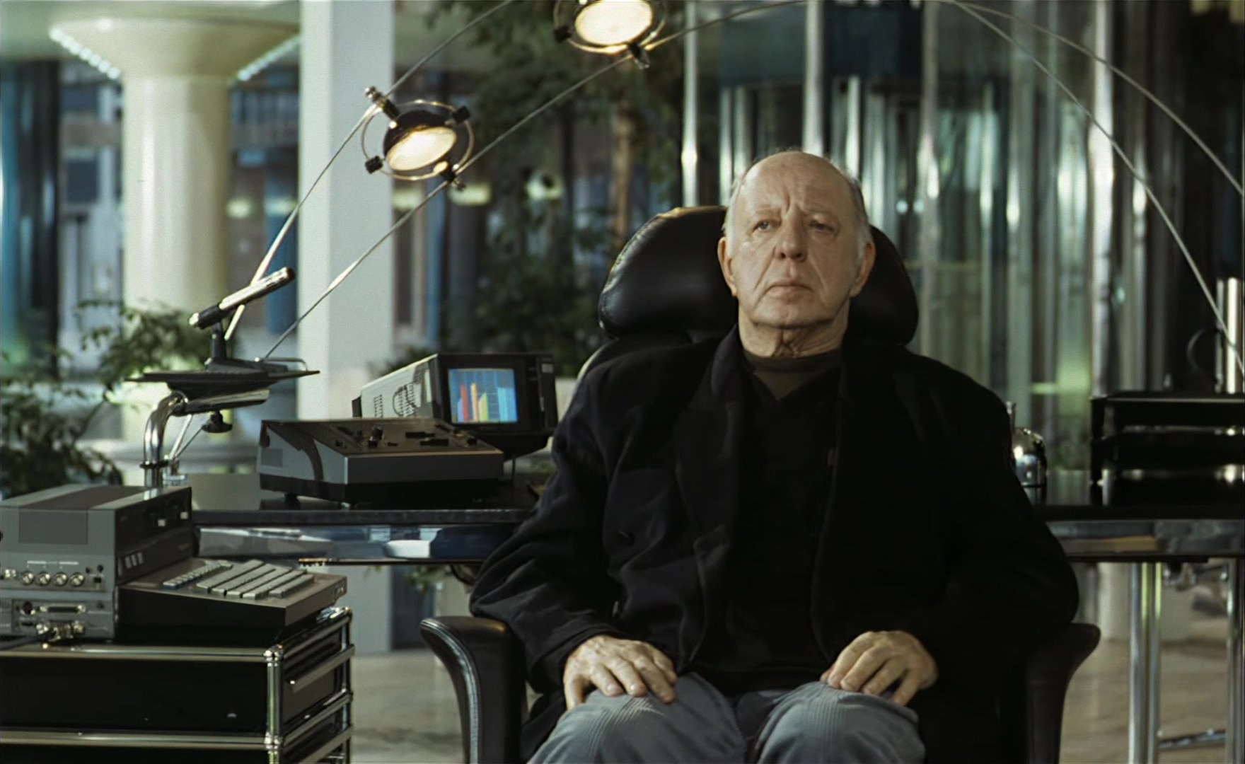 Es ist nicht leicht, ein Gott zu sein (1989), wide, 1.63:1 — film still