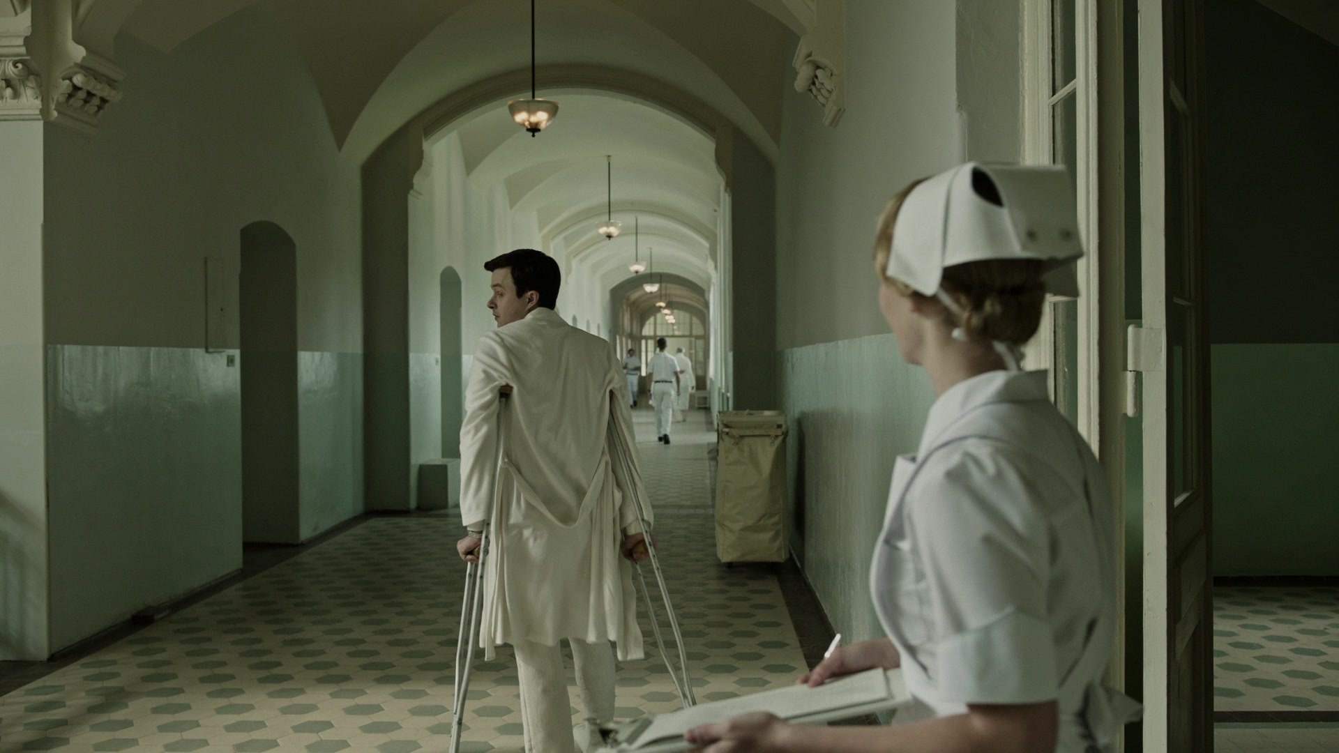 A Cure for Wellness (2017), close, 1.78:1 — film still
