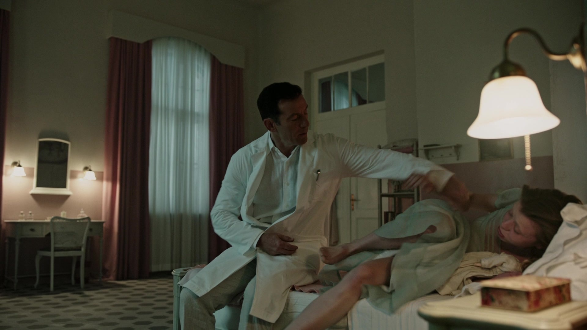 A Cure for Wellness (2017), wide, 1.78:1 — film still