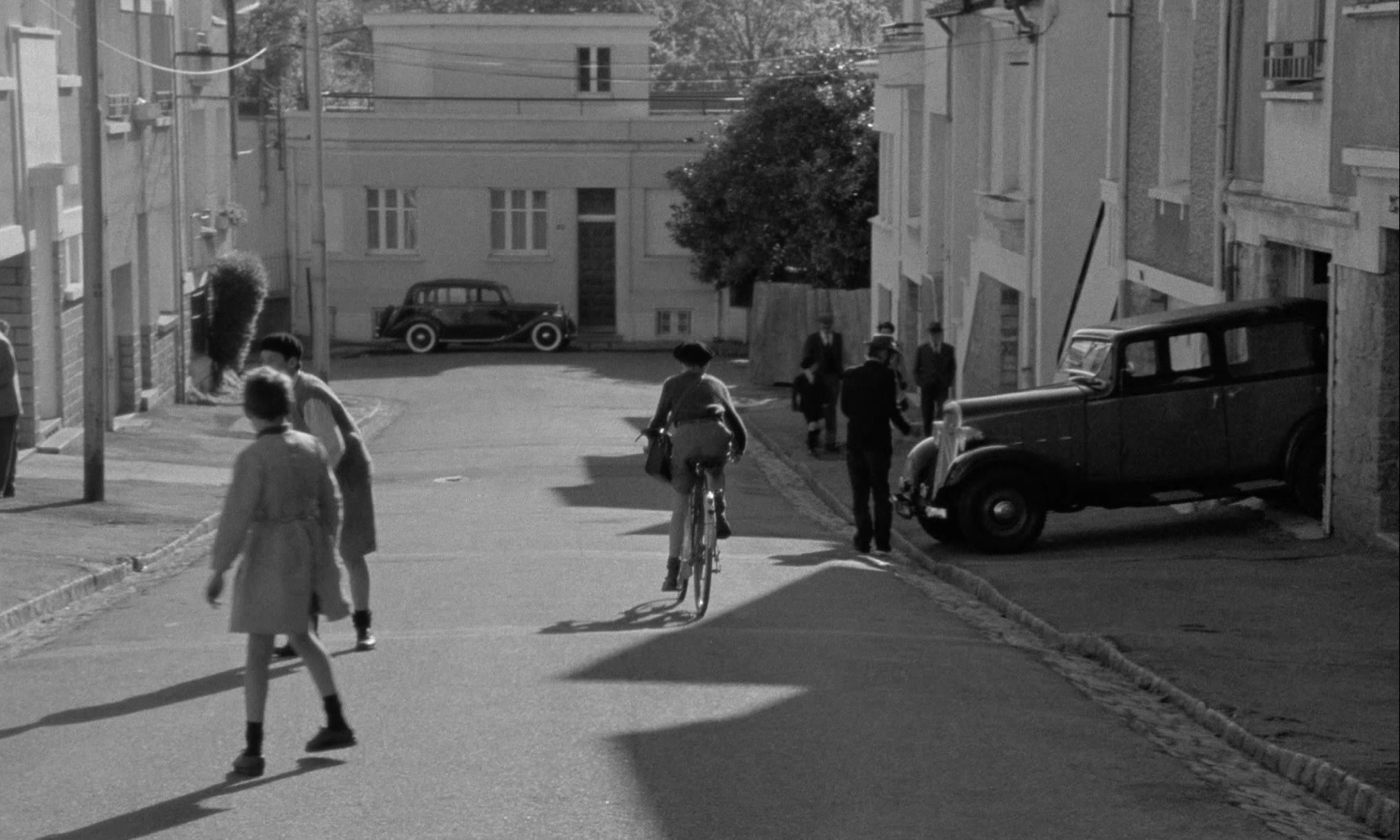 In the Mouth of Madness (1991), wide, 1.67:1 — film still