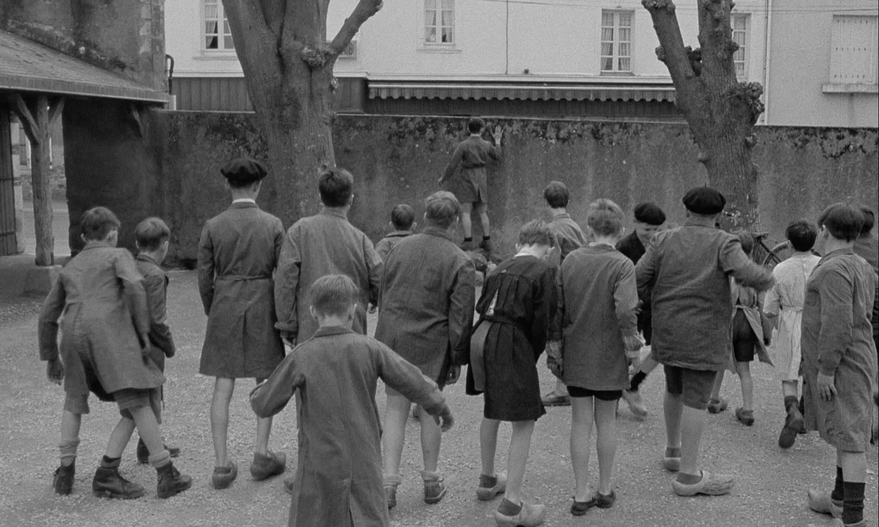 In the Mouth of Madness (1991), wide, 1.67:1 — film still