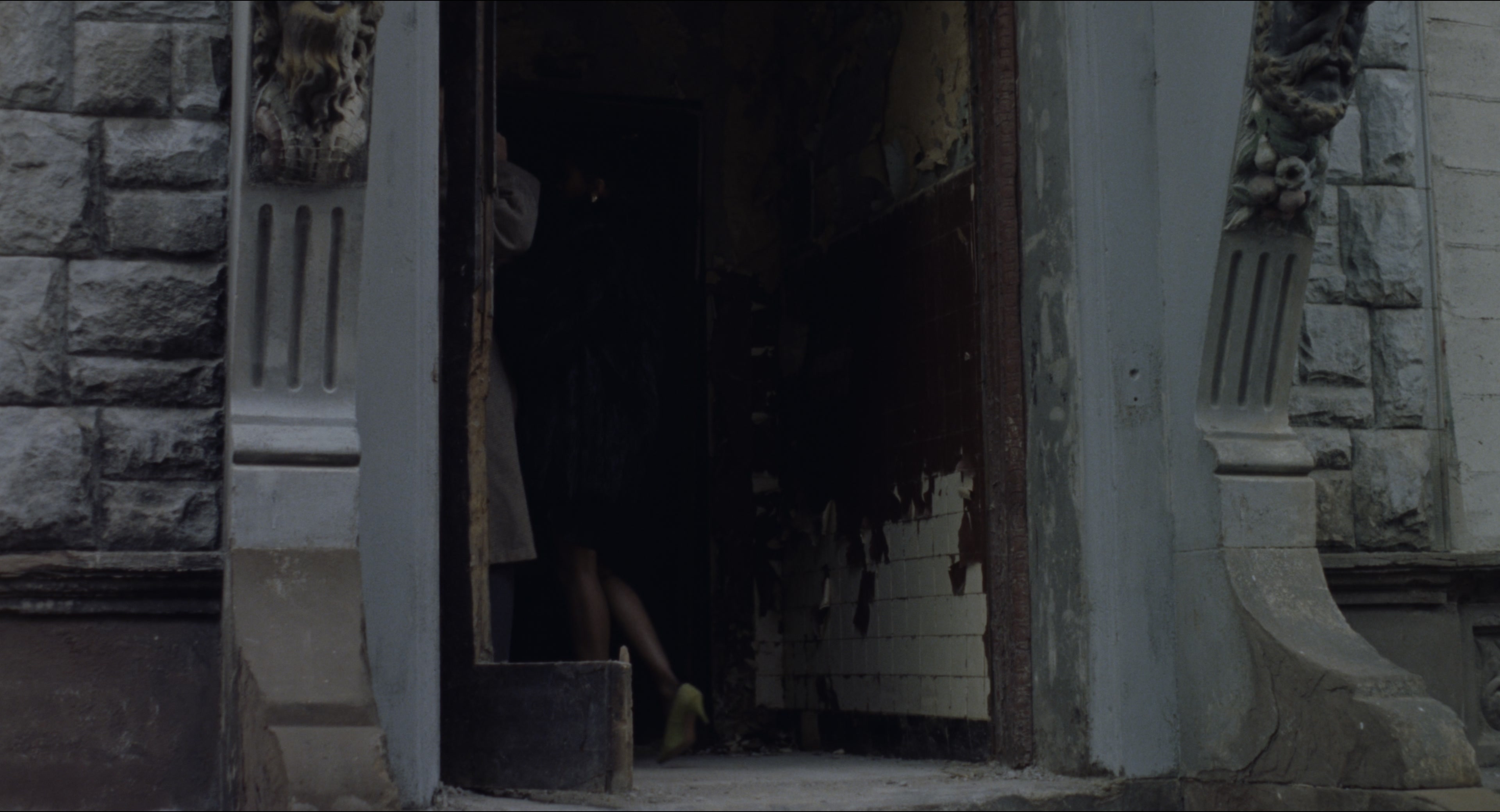 Malcolm (1992), wide, 1.85:1 — film still