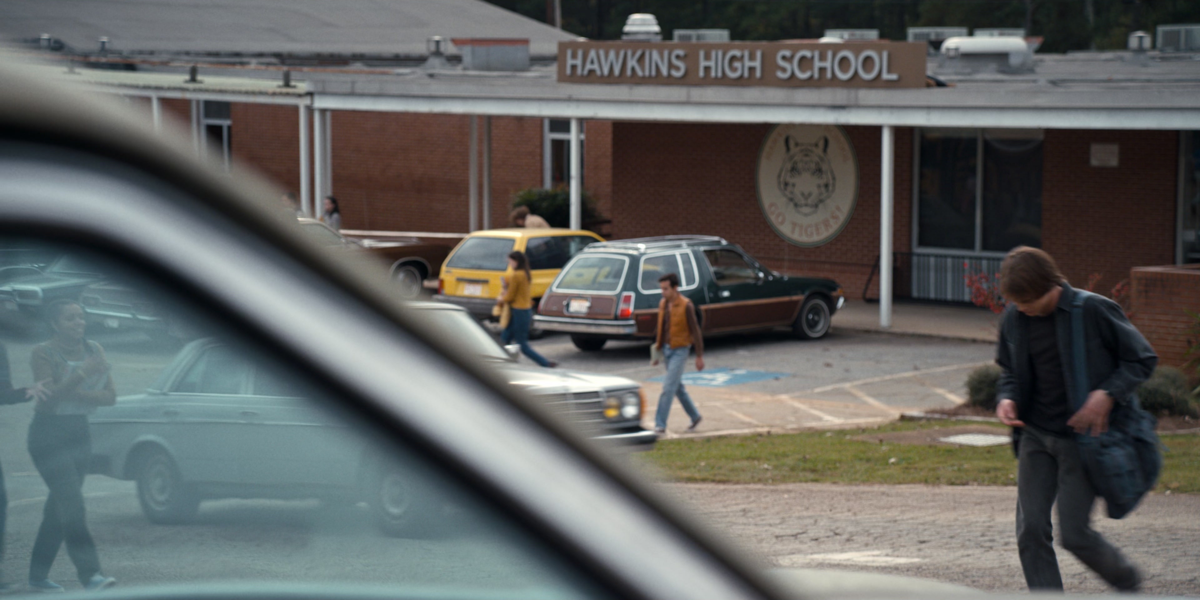 Stranger Things (2016), wide, 2.00:1 — film still