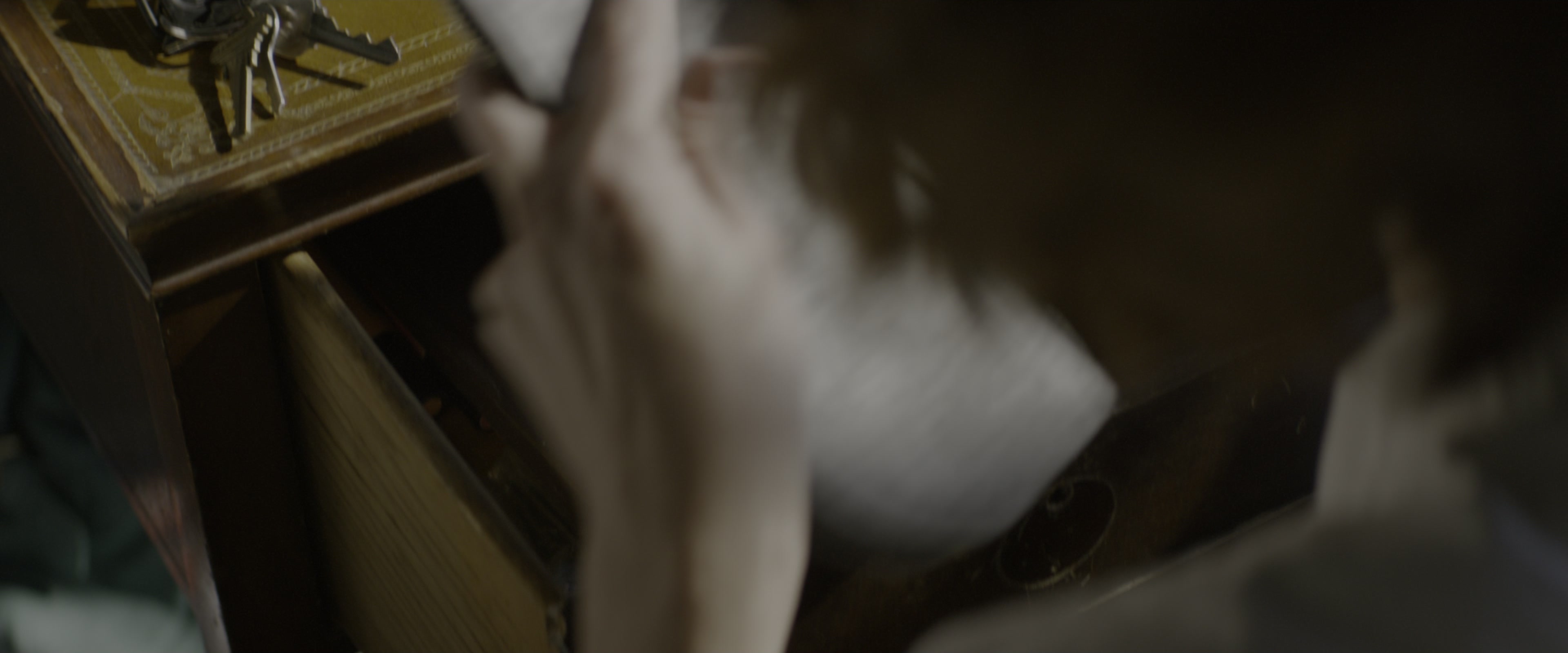 10 Cloverfield Lane (2016), wide, 2.40:1 — film still