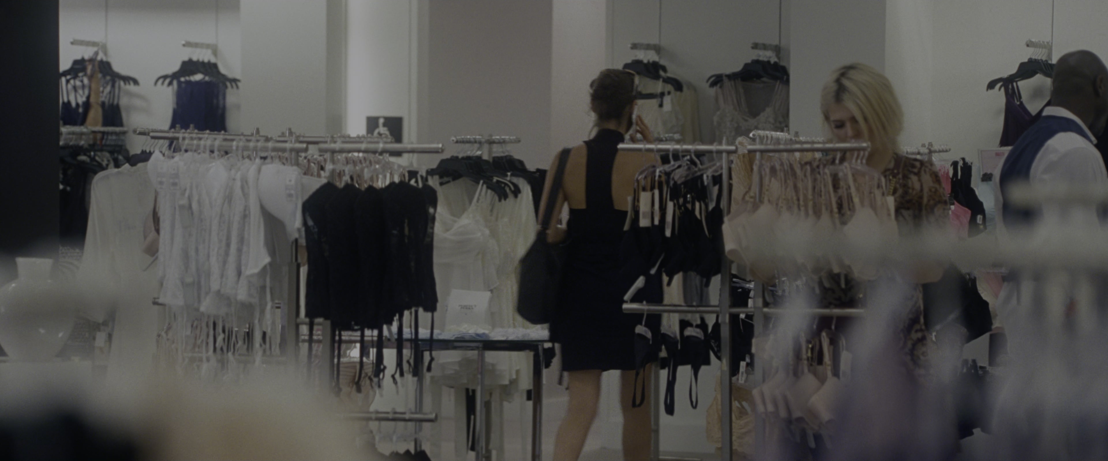 Keeping Up with the Joneses (2016), wide, 2.40:1 — film still