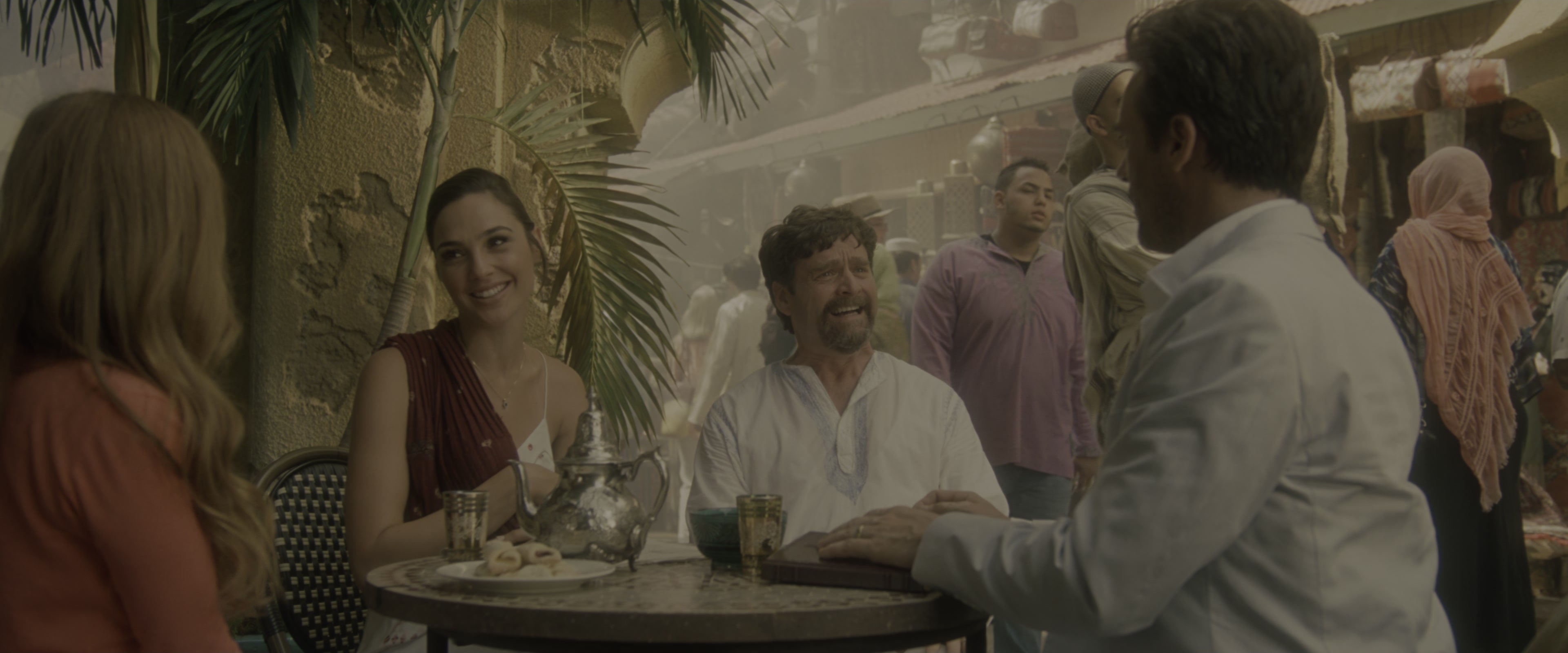 Keeping Up with the Joneses (2016), wide, 2.40:1 — film still