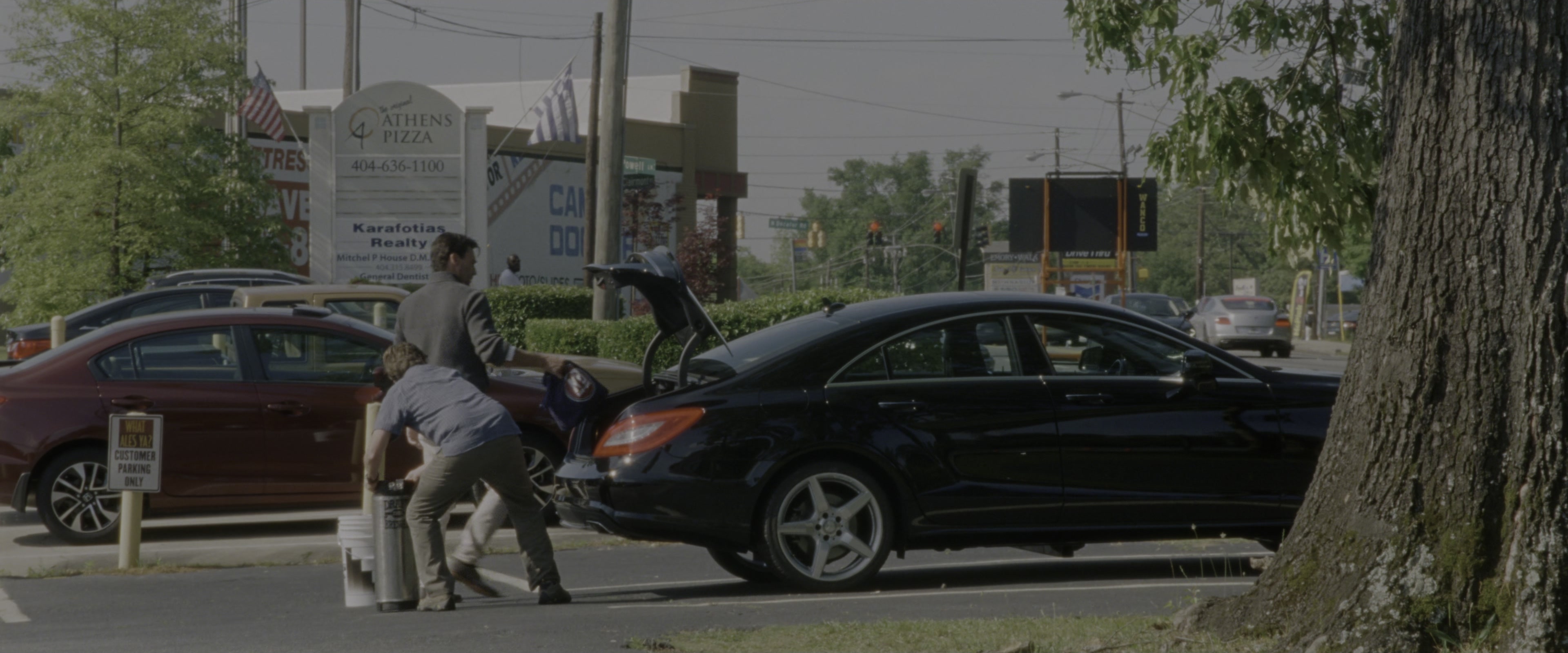 Keeping Up with the Joneses (2016), wide, 2.40:1 — film still