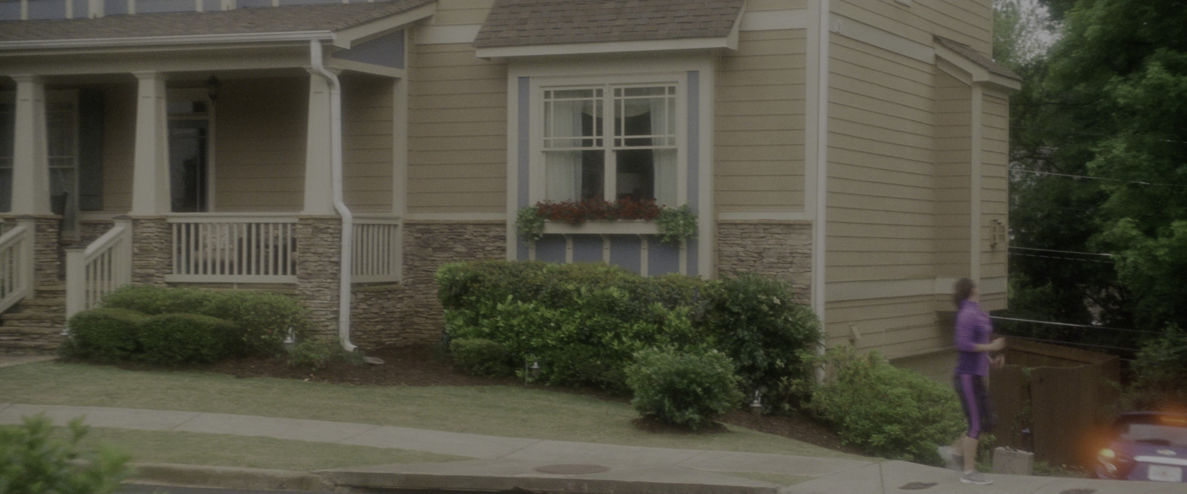 Keeping Up with the Joneses (2016), wide, 2.40:1 — film still