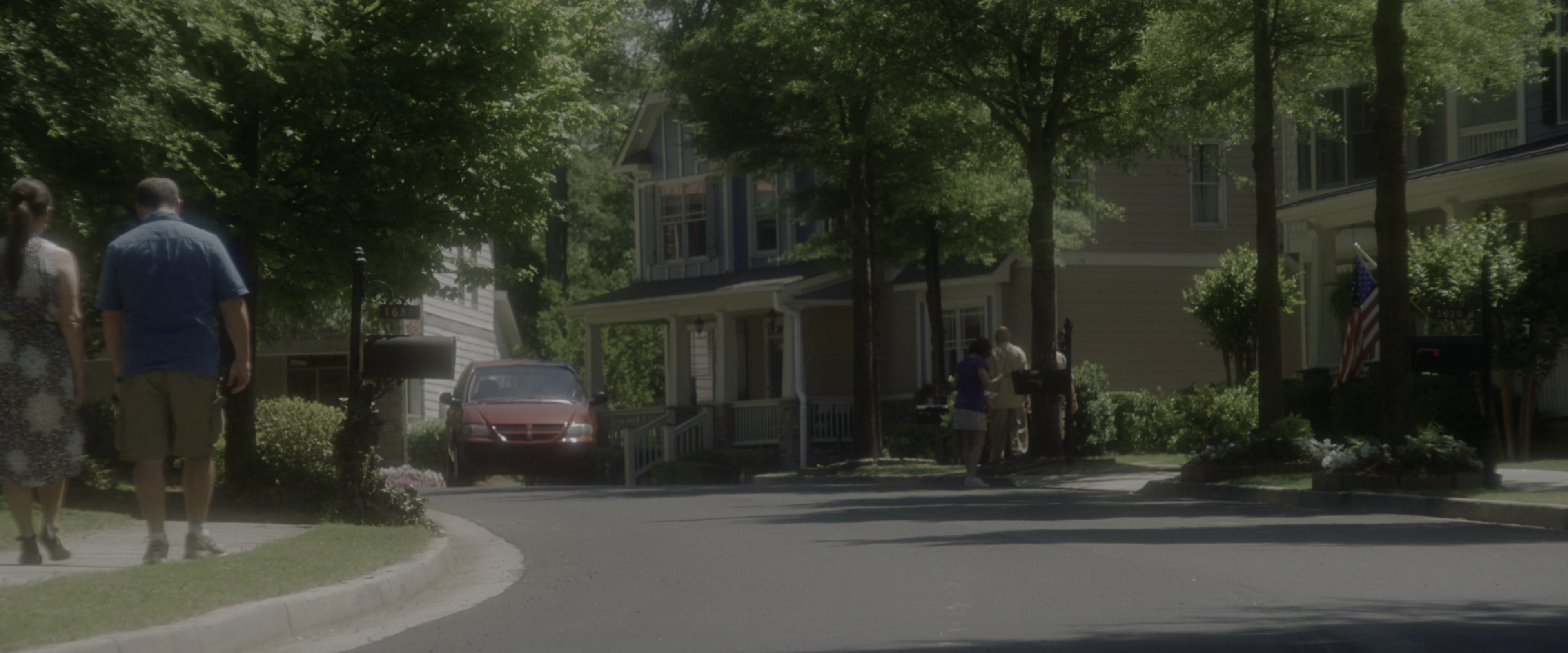 Keeping Up with the Joneses (2016), wide, 2.40:1 — film still