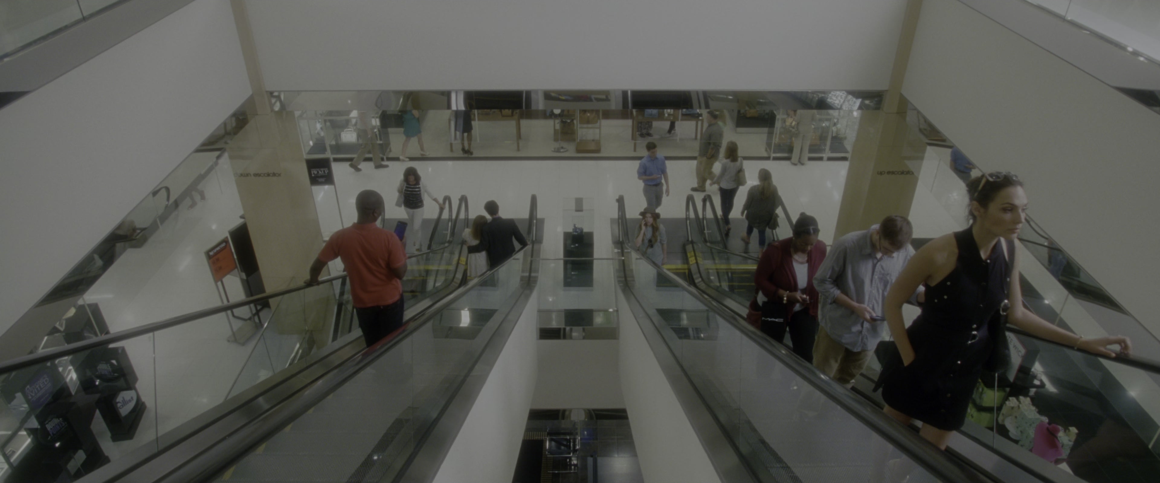Keeping Up with the Joneses (2016), wide, 2.40:1 — film still