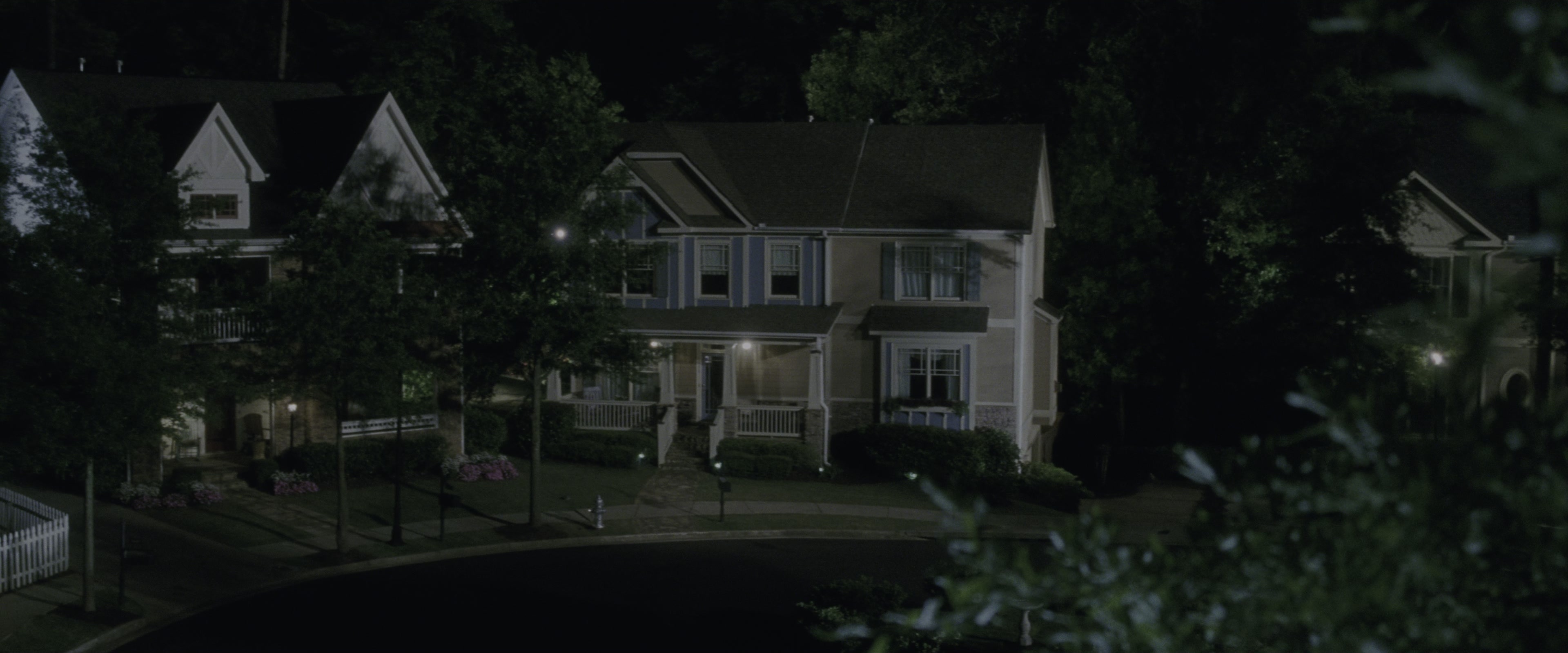 Keeping Up with the Joneses (2016), wide, 2.40:1 — film still