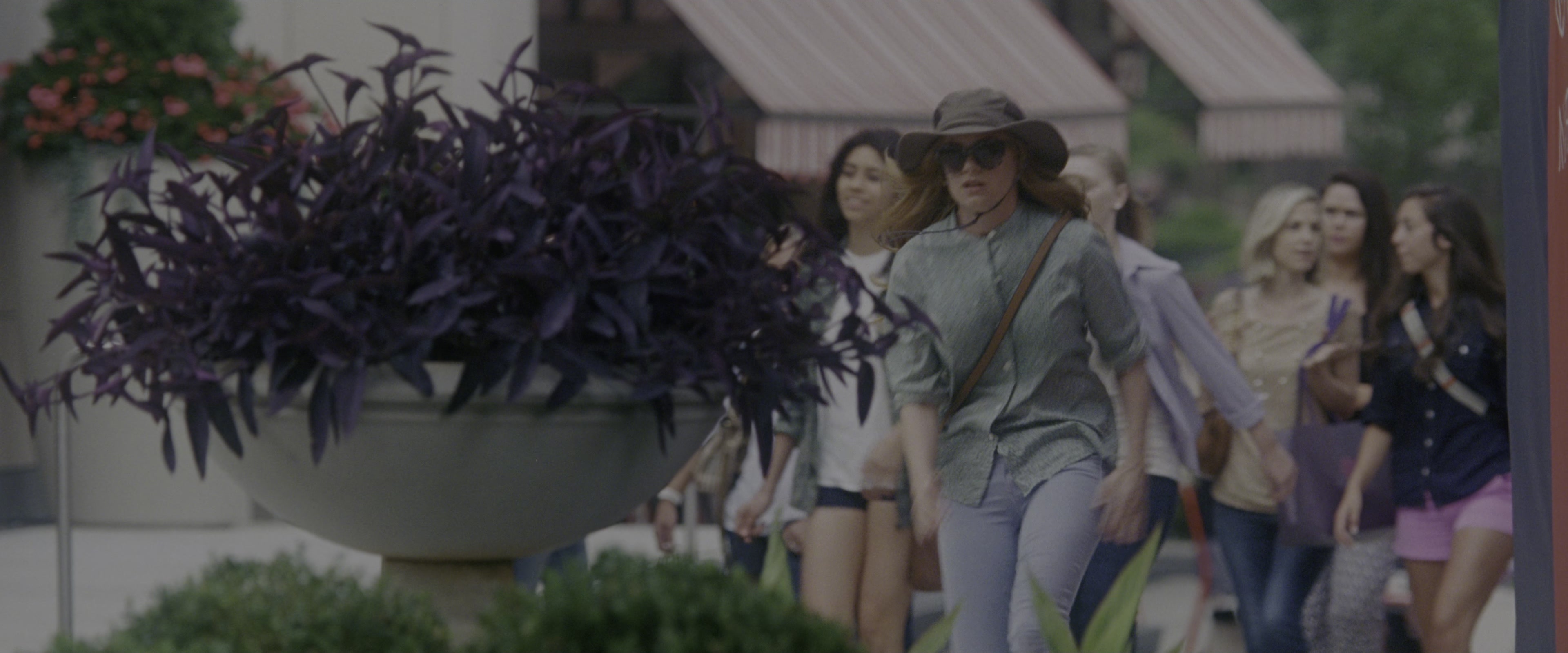 Keeping Up with the Joneses (2016), wide, 2.40:1 — film still