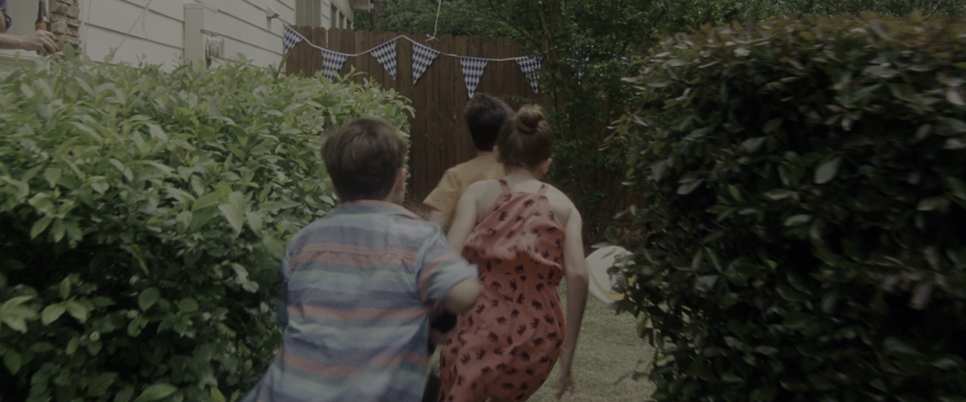 Keeping Up with the Joneses (2016), wide, 2.40:1 — film still