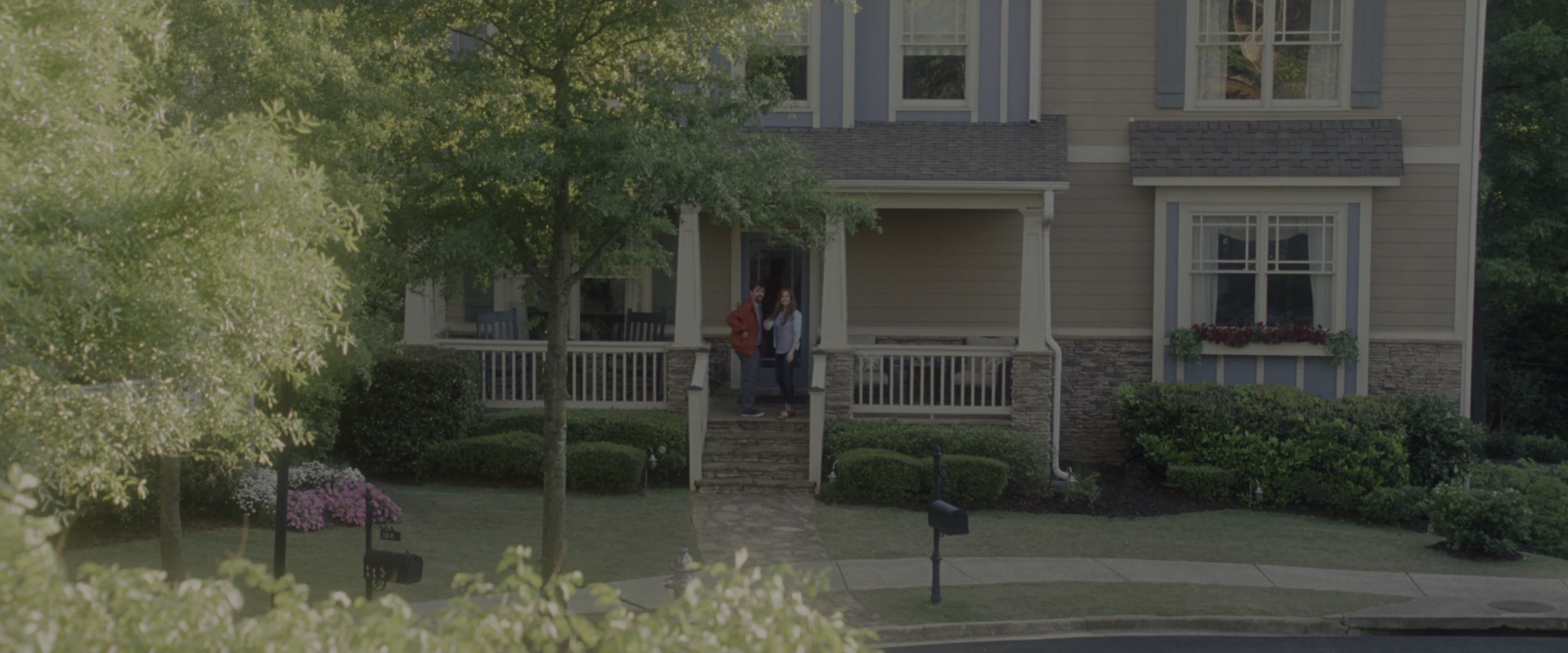 Keeping Up with the Joneses (2016), wide, 2.40:1 — film still