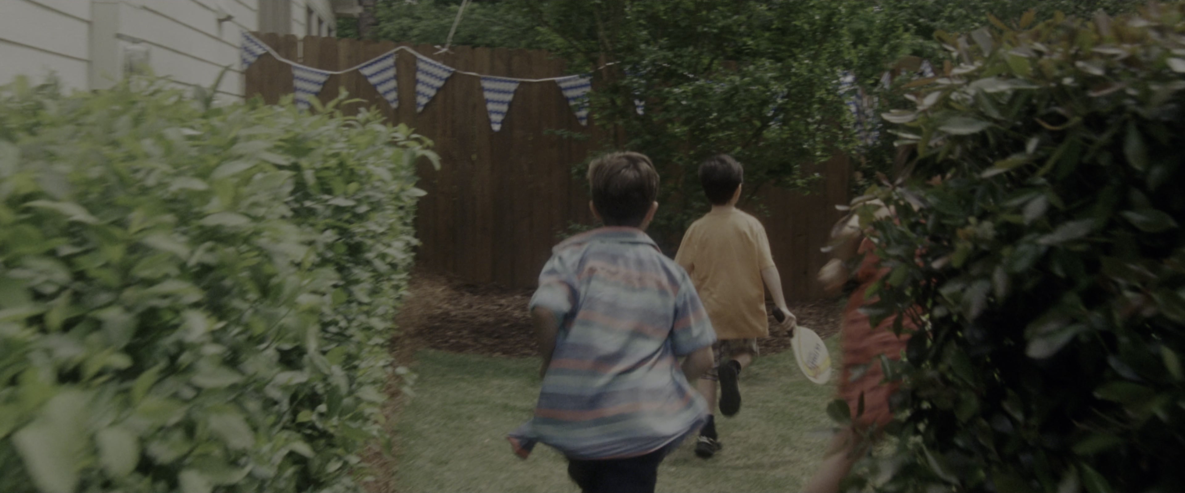 Keeping Up with the Joneses (2016), wide, 2.40:1 — film still