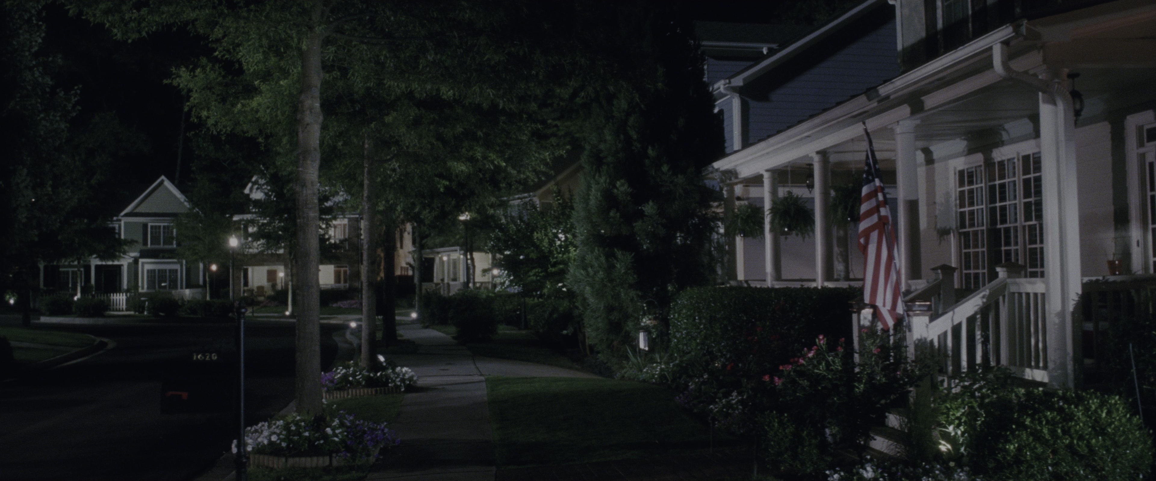 Keeping Up with the Joneses (2016), wide, 2.40:1 — film still