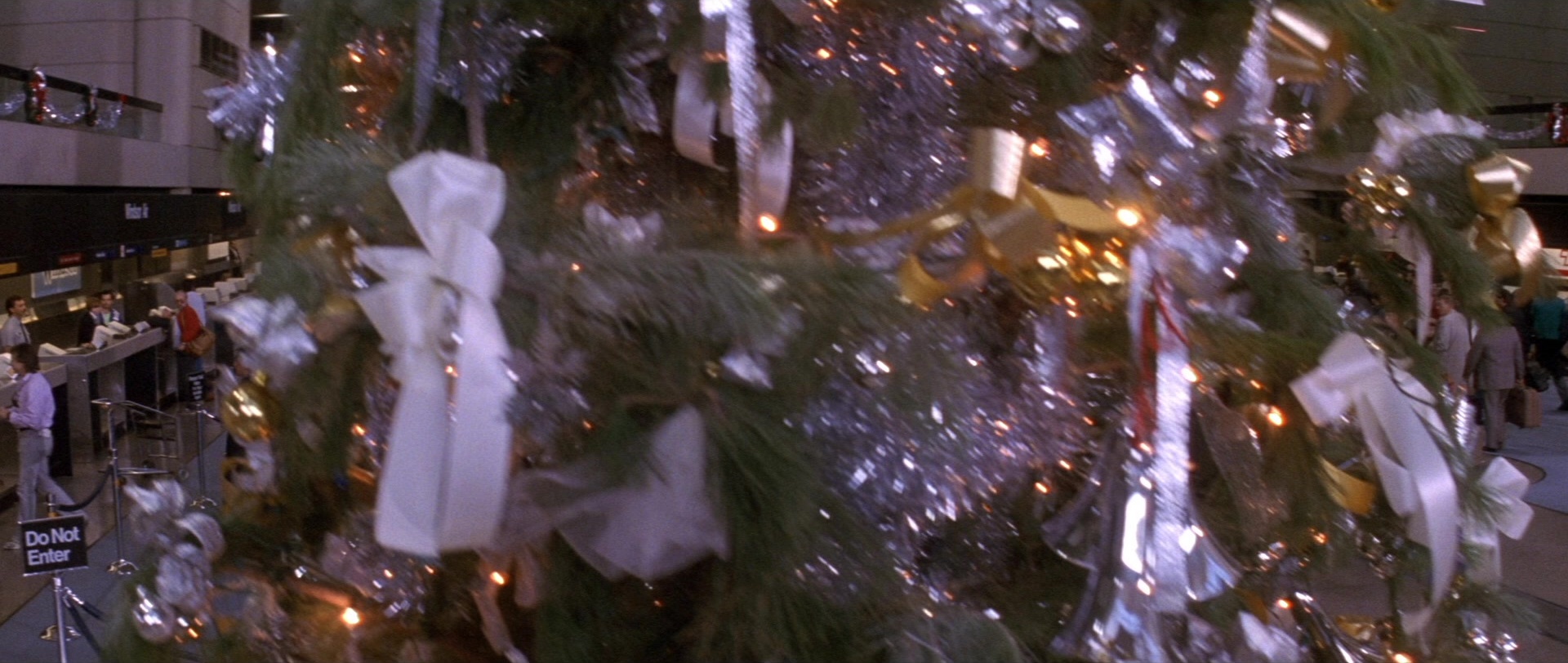 Die Hard 2 (1990), wide, 2.36:1 — film still