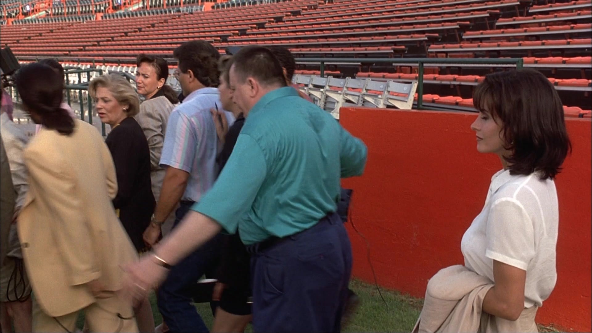 Ace Ventura: Pet Detective (1993), wide, 1.78:1 — film still