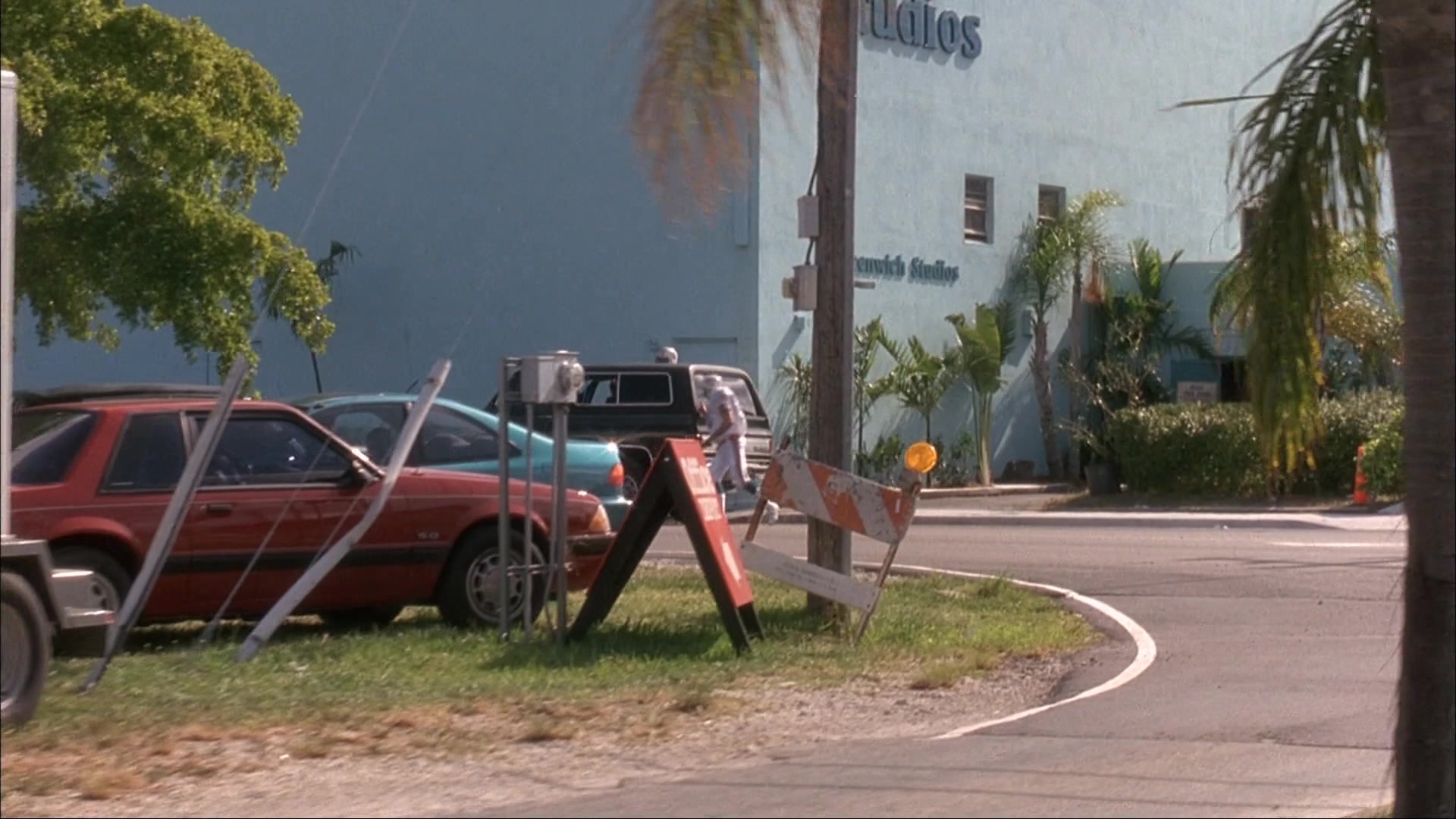 Ace Ventura: Pet Detective (1993), wide, 1.78:1 — film still