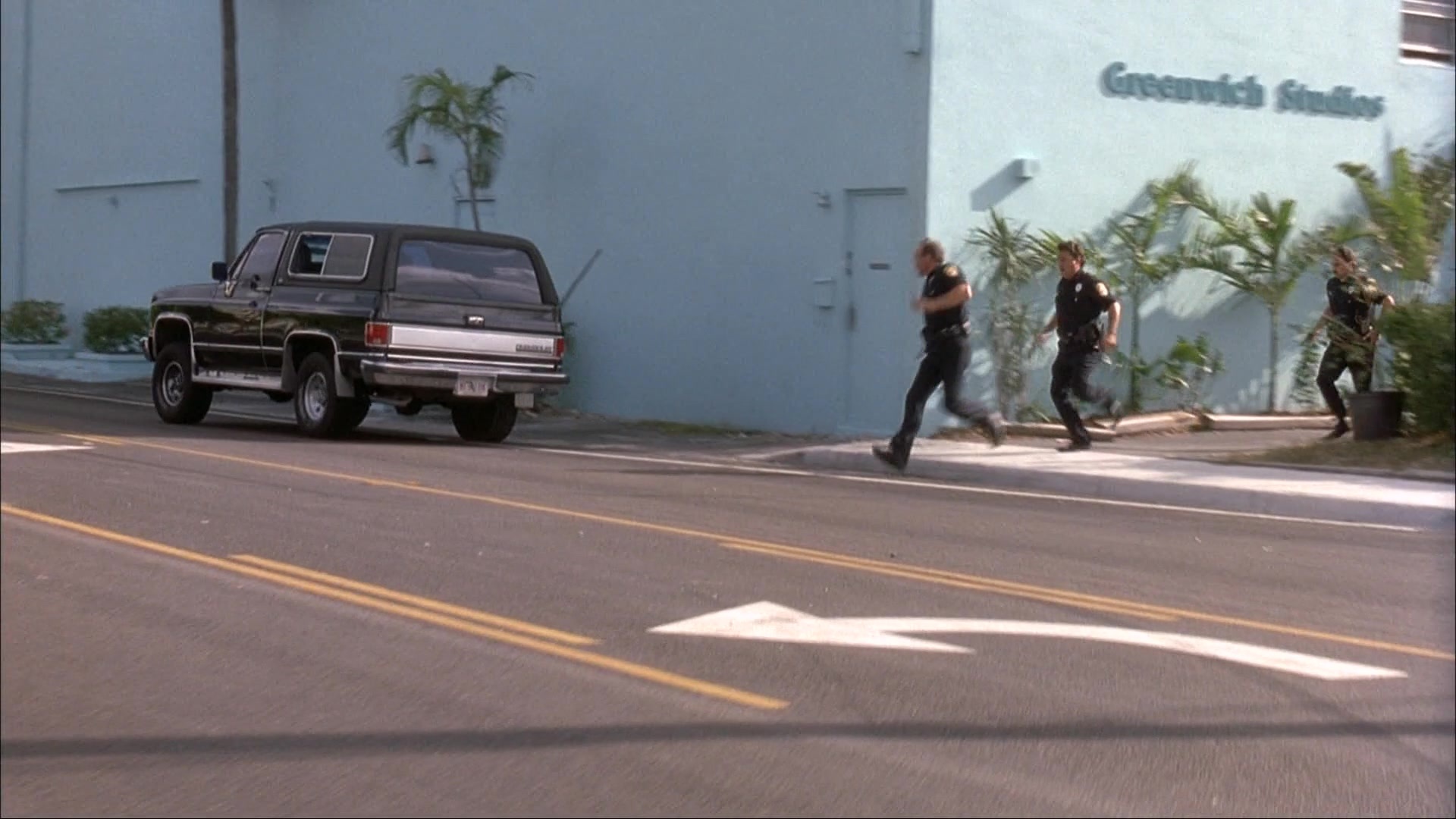 Ace Ventura: Pet Detective (1993), wide, 1.78:1 — film still