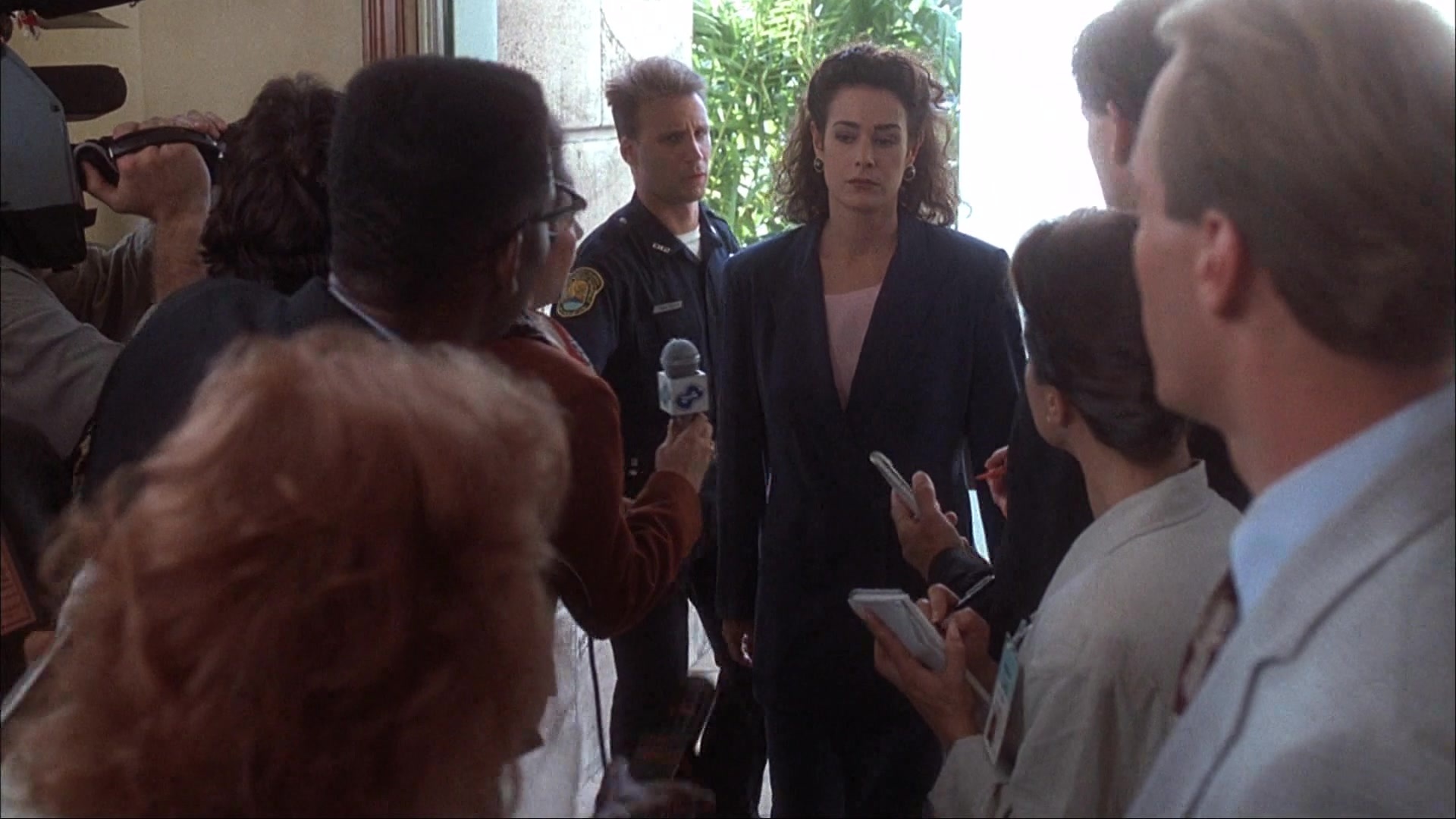 Ace Ventura: Pet Detective (1993), wide, 1.78:1 — film still