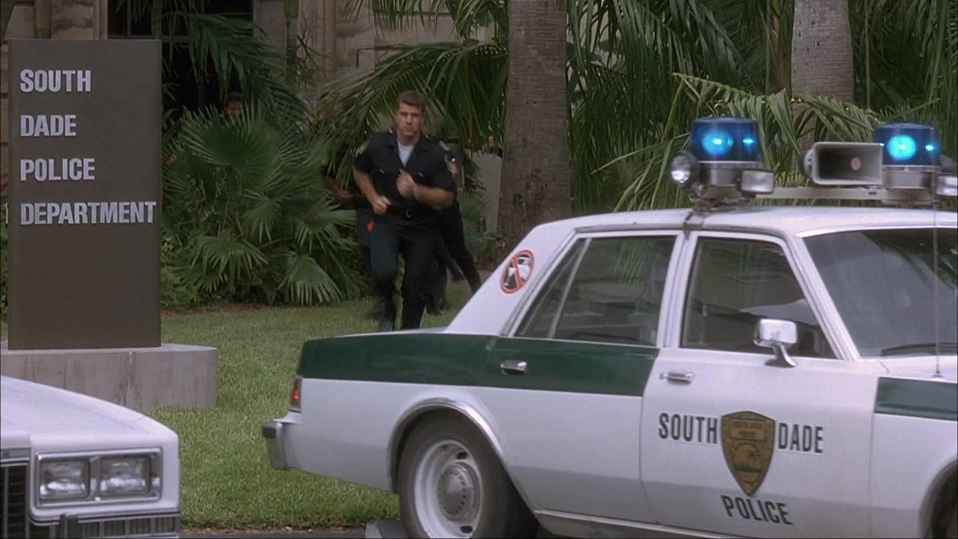Ace Ventura: Pet Detective (1993), wide, 1.78:1 — film still