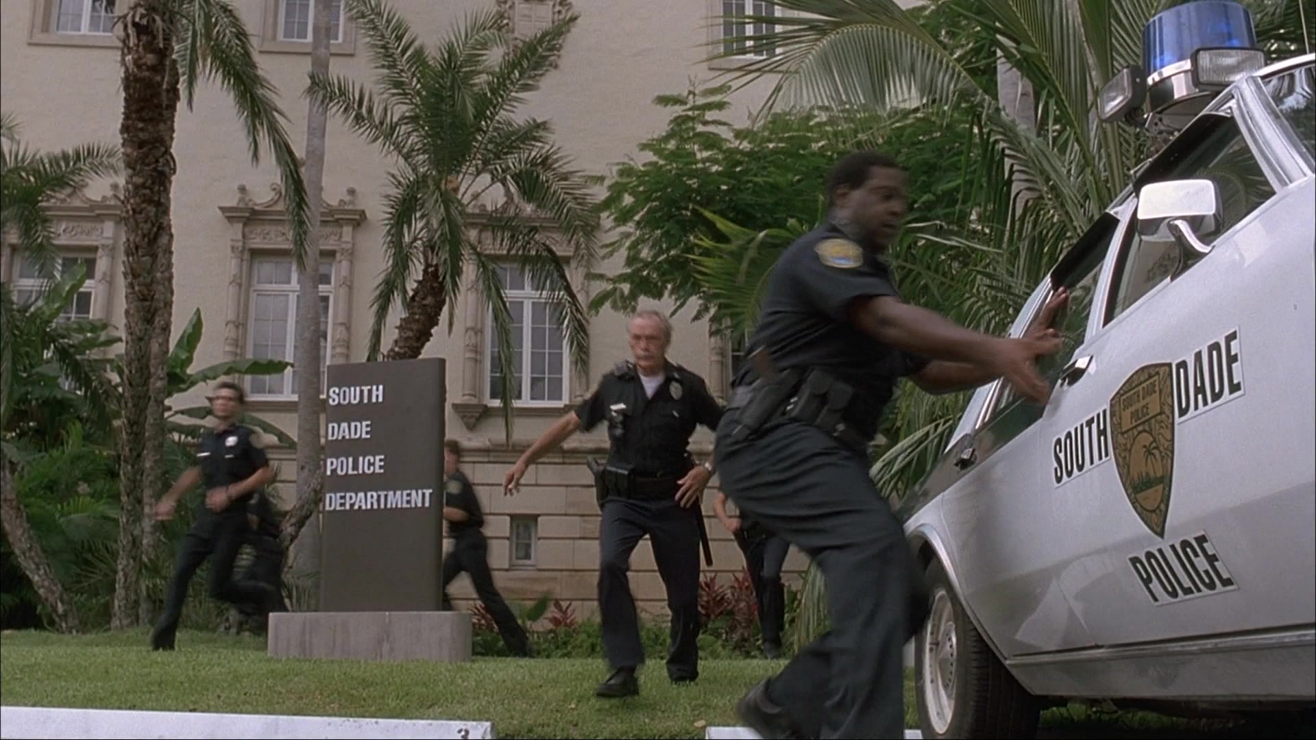 Ace Ventura: Pet Detective (1993), wide, 1.78:1 — film still