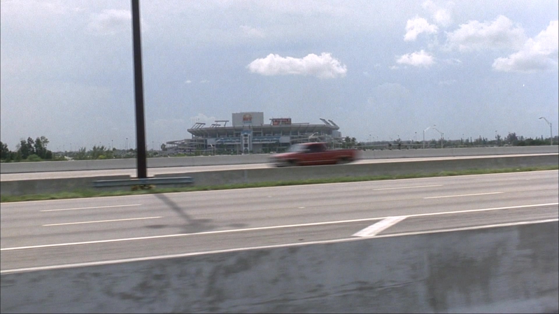 Ace Ventura: Pet Detective (1993), wide, 1.78:1 — film still