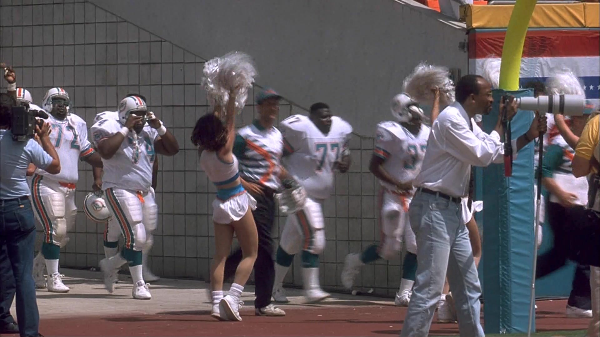 Ace Ventura: Pet Detective (1993), wide, 1.78:1 — film still