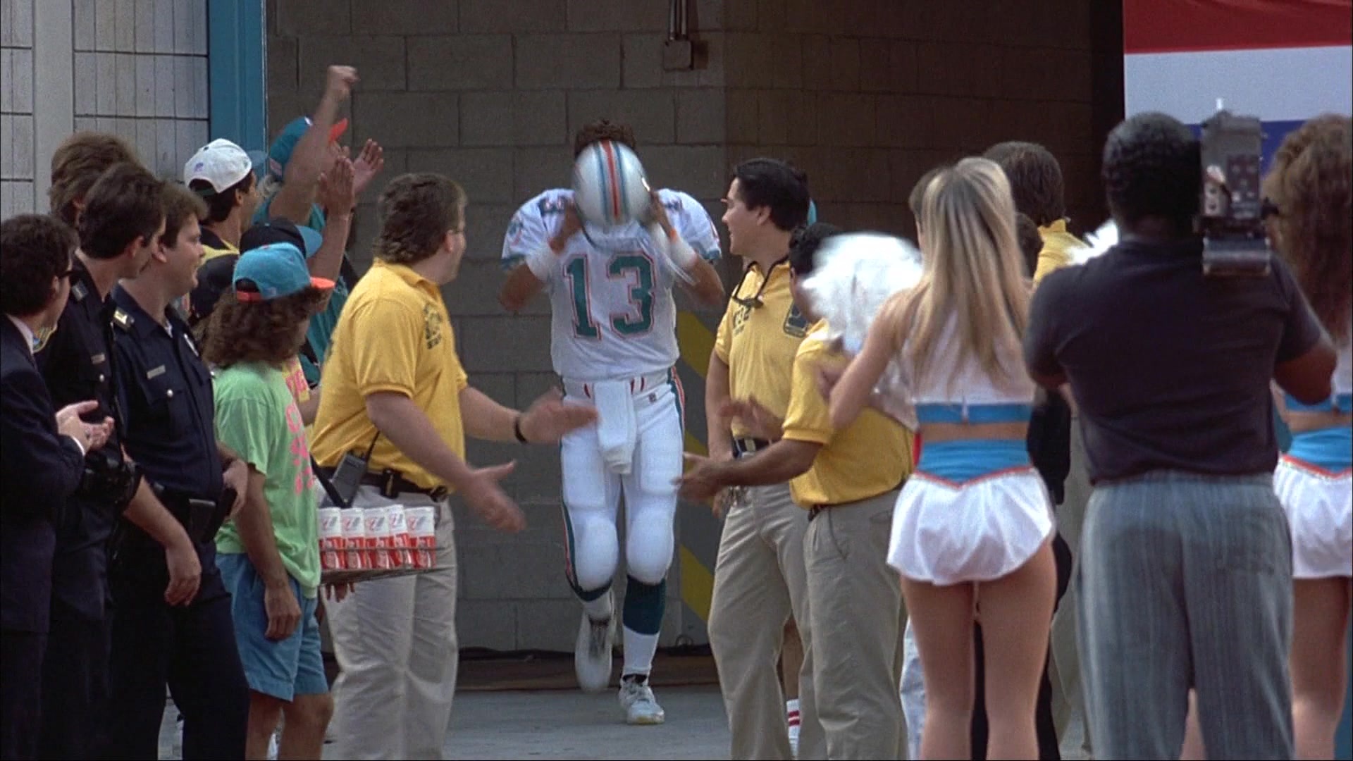 Ace Ventura: Pet Detective (1993), wide, 1.78:1 — film still