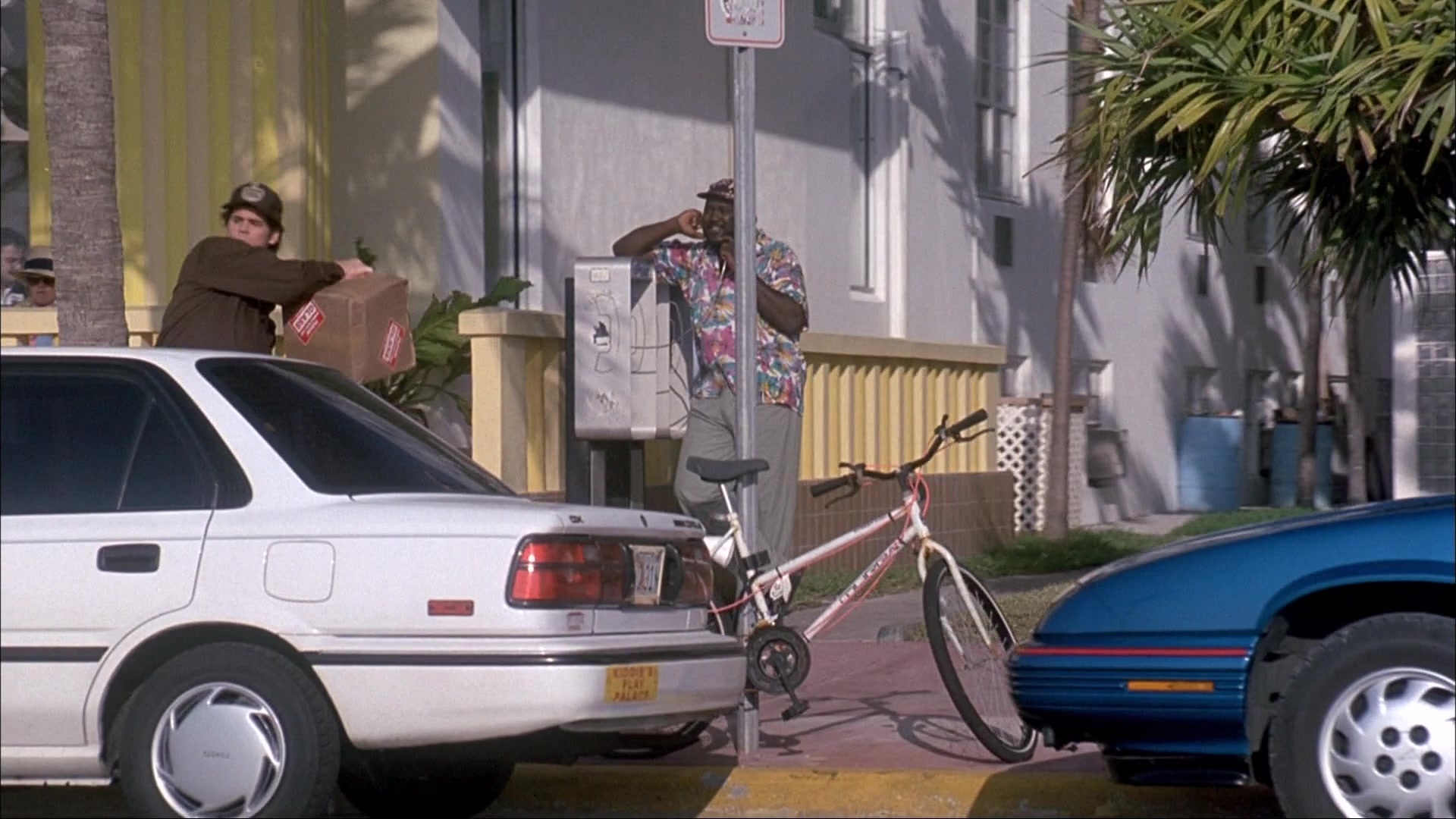Ace Ventura: Pet Detective (1993), wide, 1.78:1 — film still