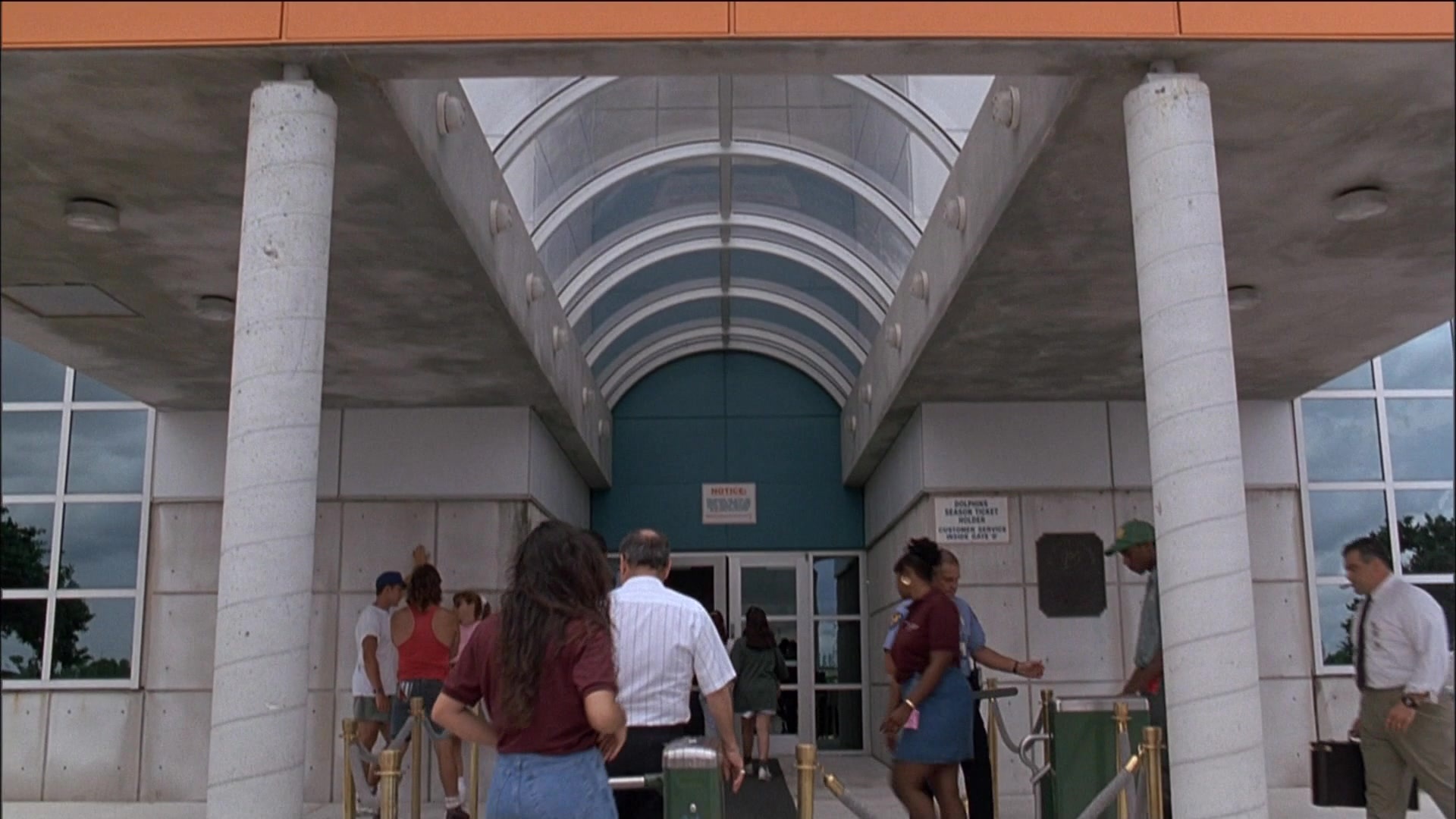 Ace Ventura: Pet Detective (1993), wide, 1.78:1 — film still