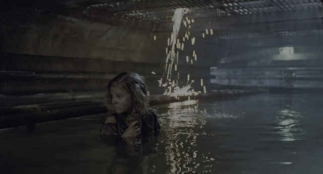 Wide shot frame from Aliens — standing, room, mirror