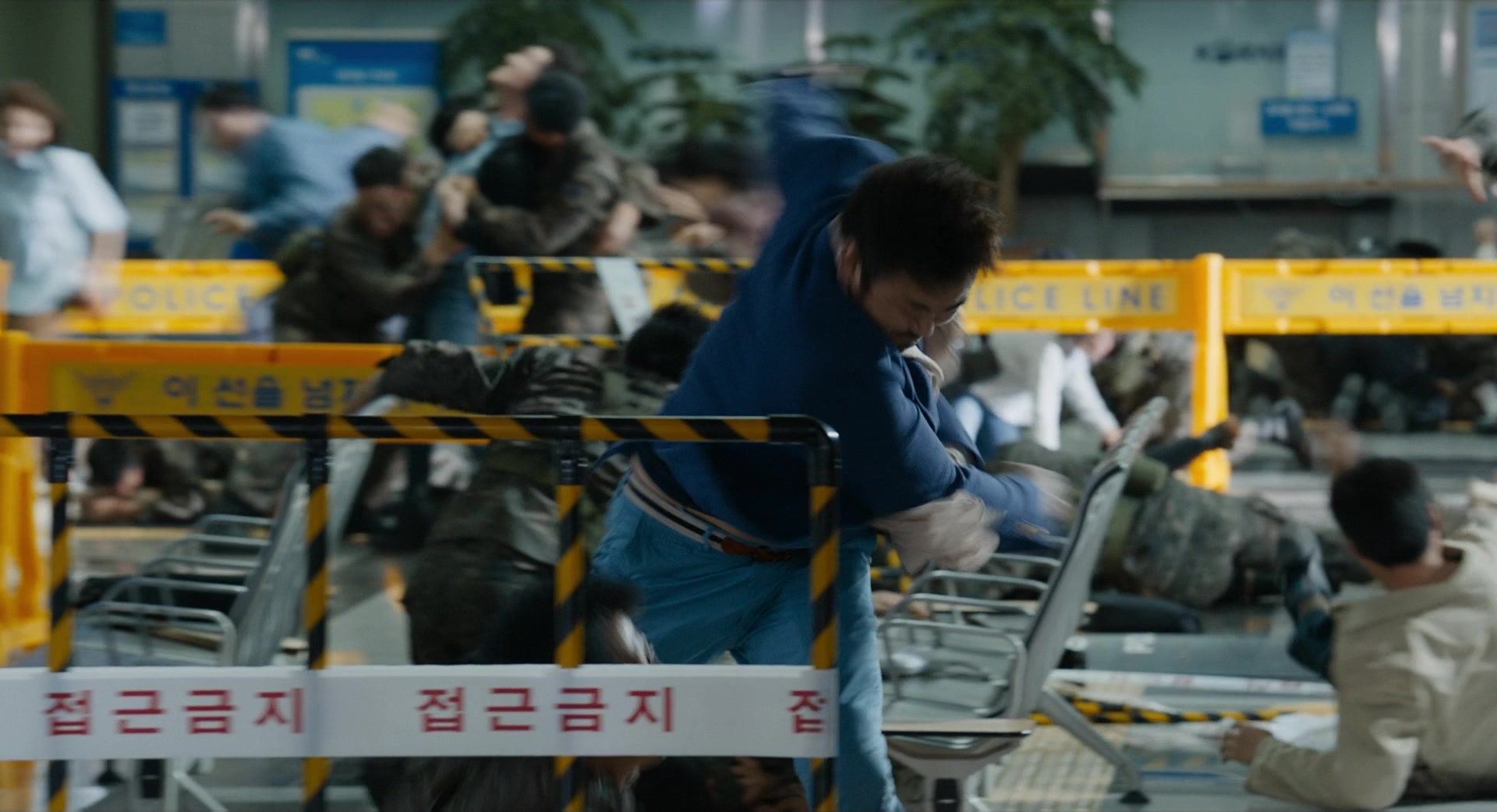 Busanhaeng (2016), wide, 1.84:1 — film still