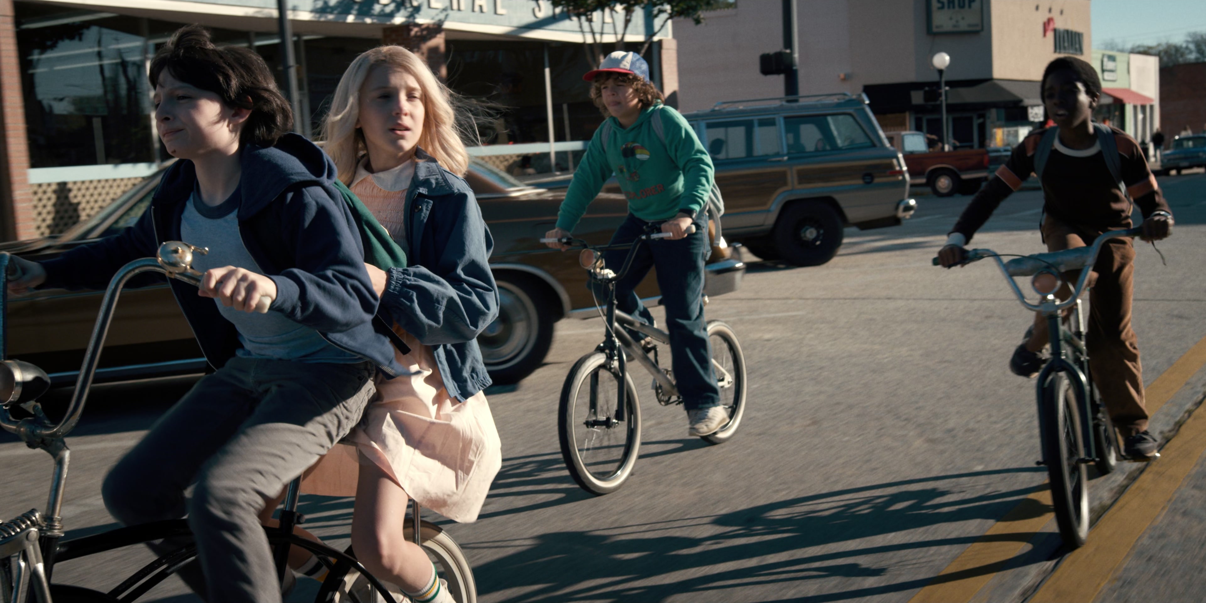 Stranger Things (2016), wide, 2.00:1 — film still