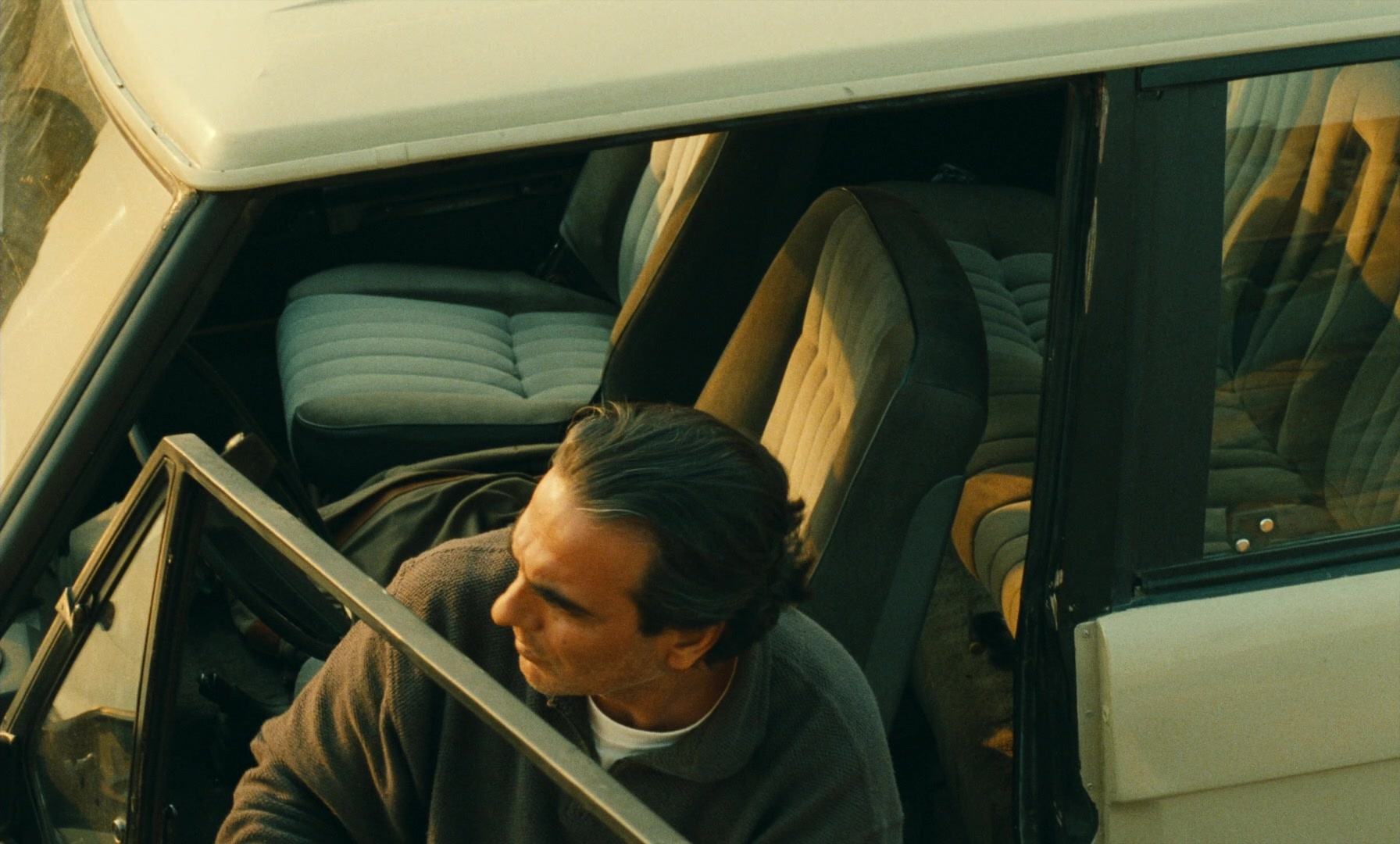 Ta'm e guilass (1997), wide, 1.66:1 — film still