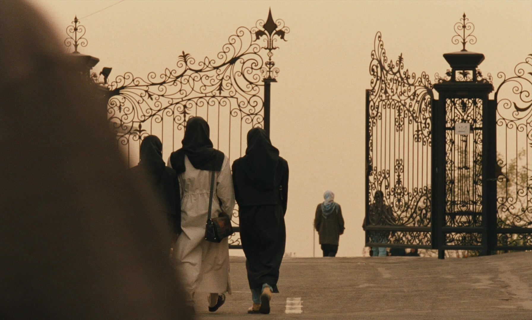 Ta'm e guilass (1997), wide, 1.66:1 — film still