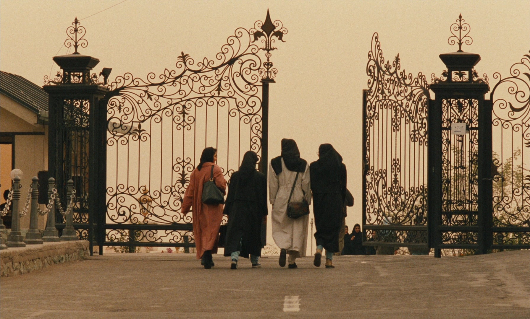 Ta'm e guilass (1997), wide, 1.66:1 — film still