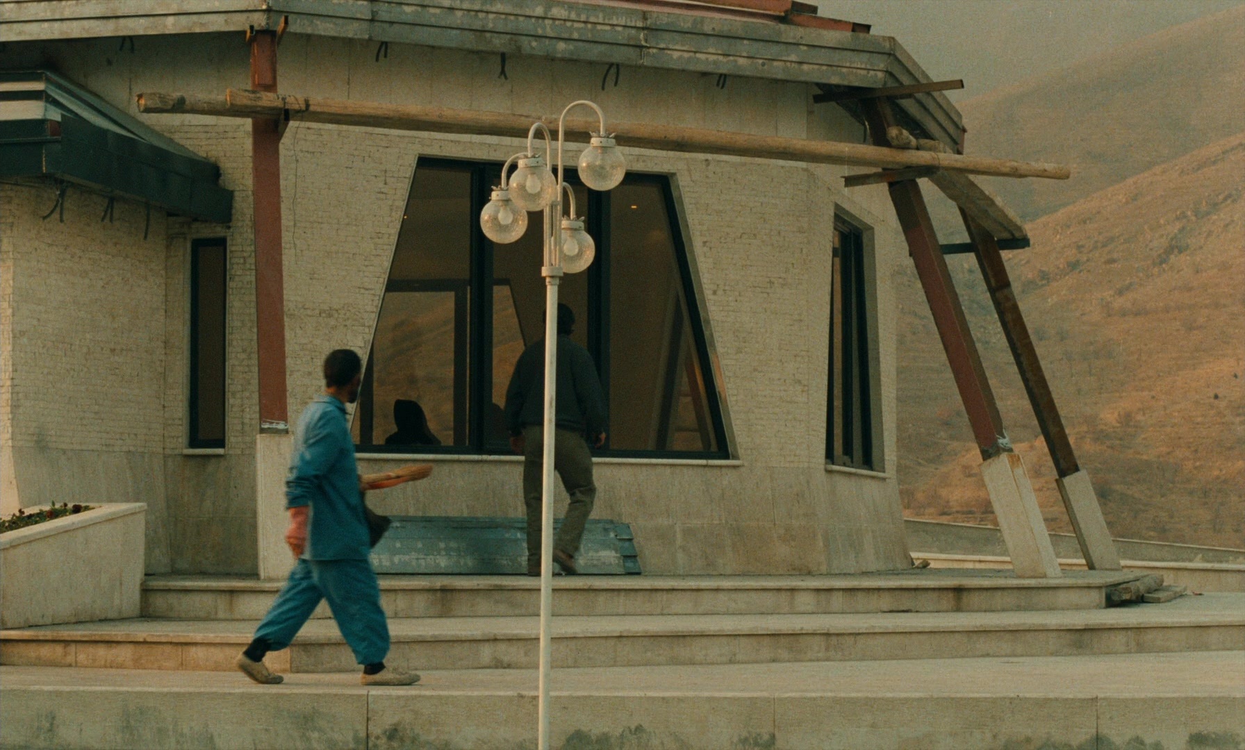 Ta'm e guilass (1997), wide, 1.66:1 — film still