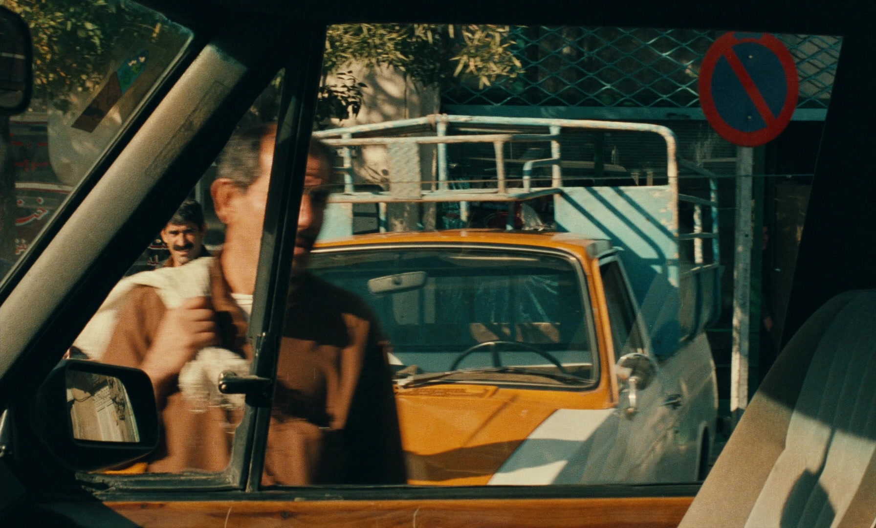 Ta'm e guilass (1997), wide, 1.66:1 — film still