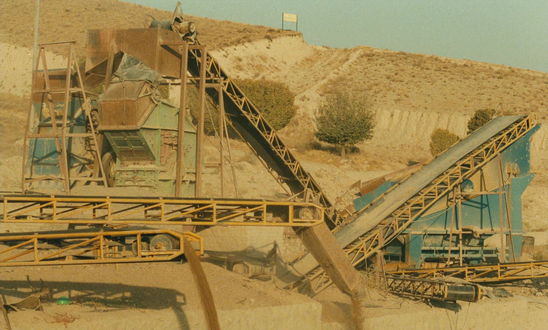 Ta'm e guilass (1997), wide, 1.66:1 — film still