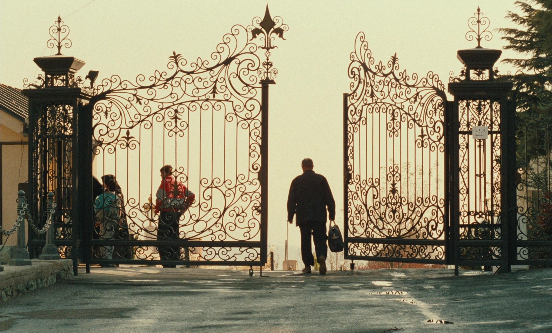 Ta'm e guilass (1997), wide, 1.66:1 — film still