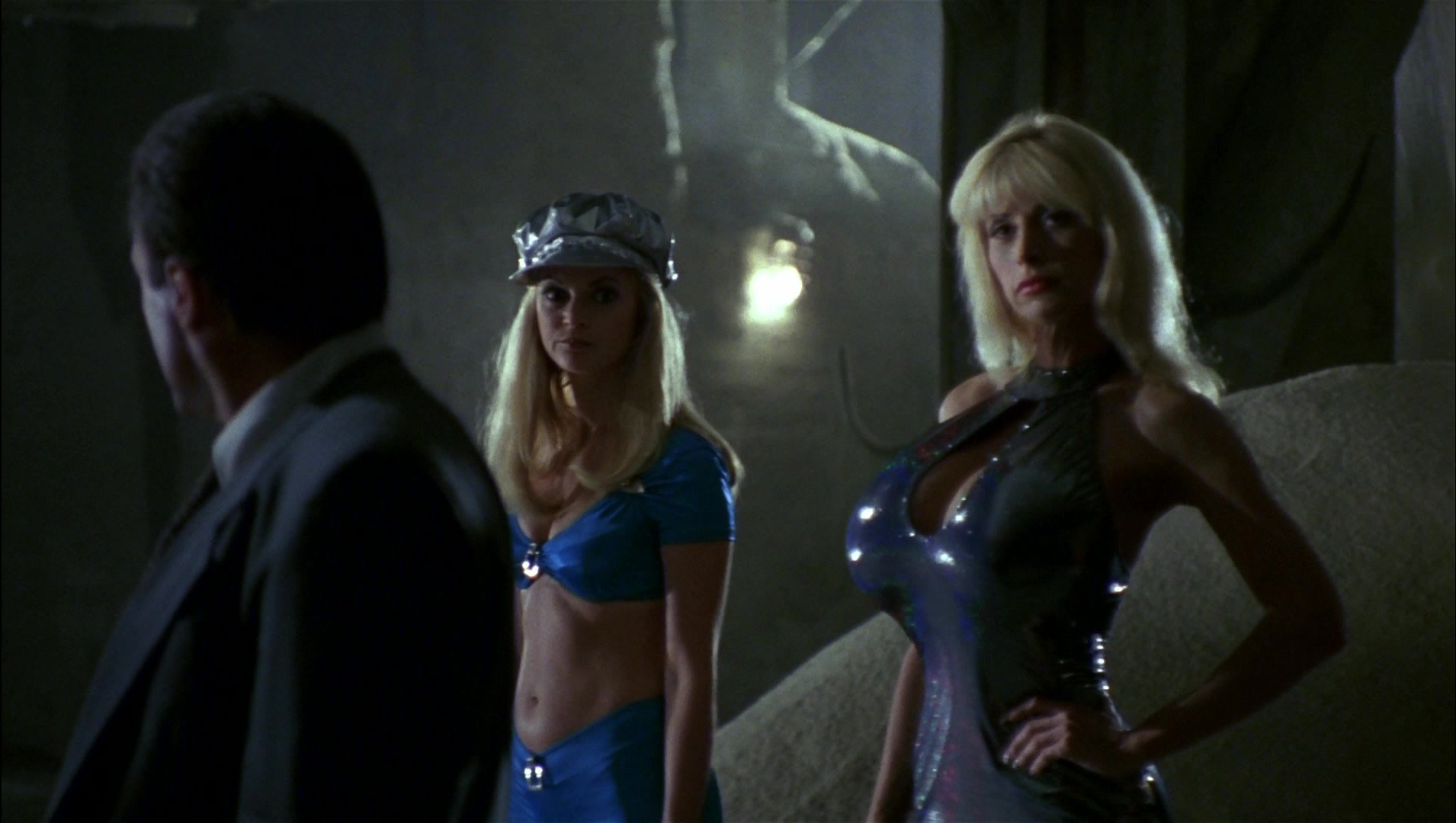 Striptease (1996), wide, 1.77:1 — film still