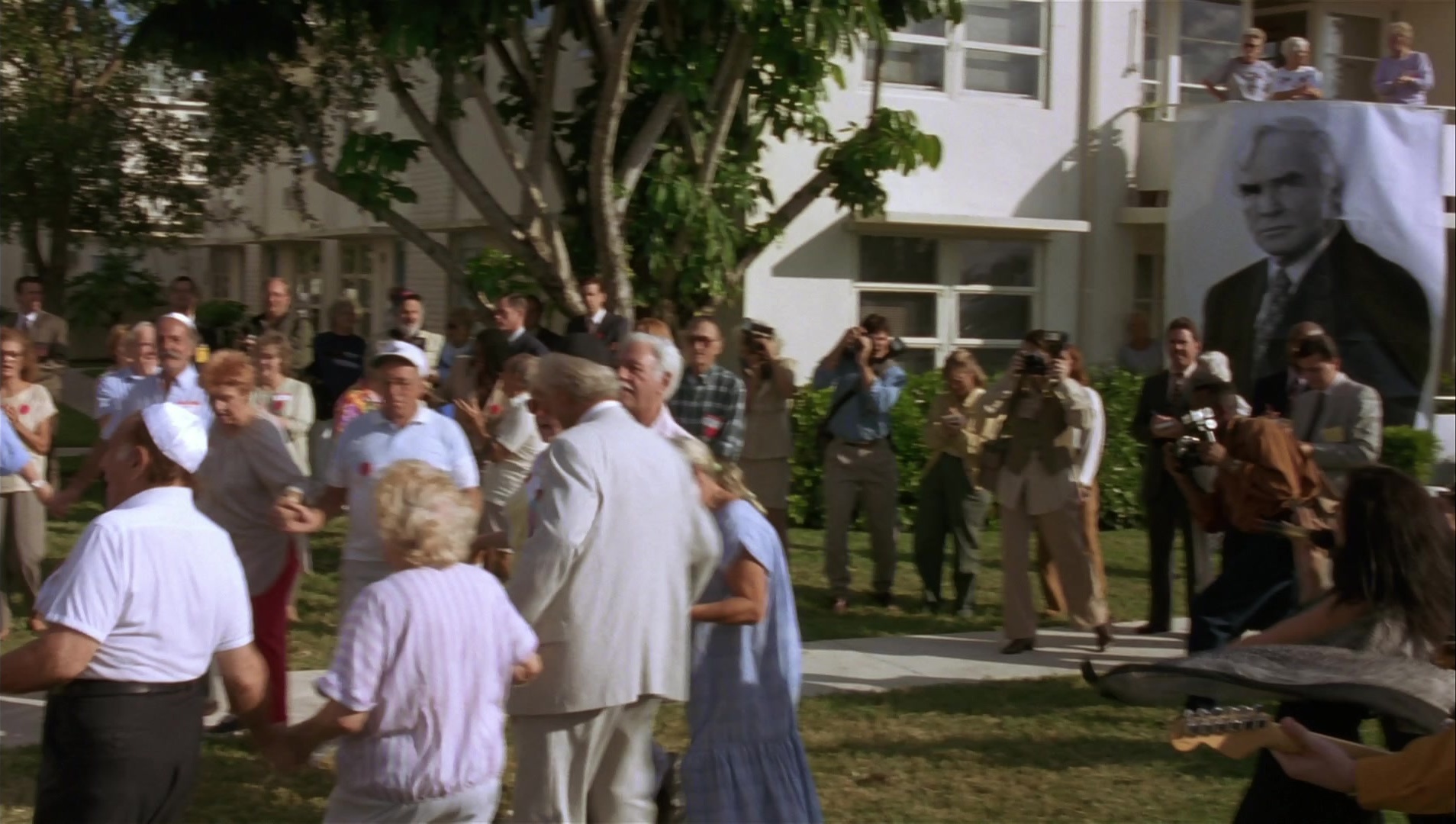 Striptease (1996), wide, 1.77:1 — film still