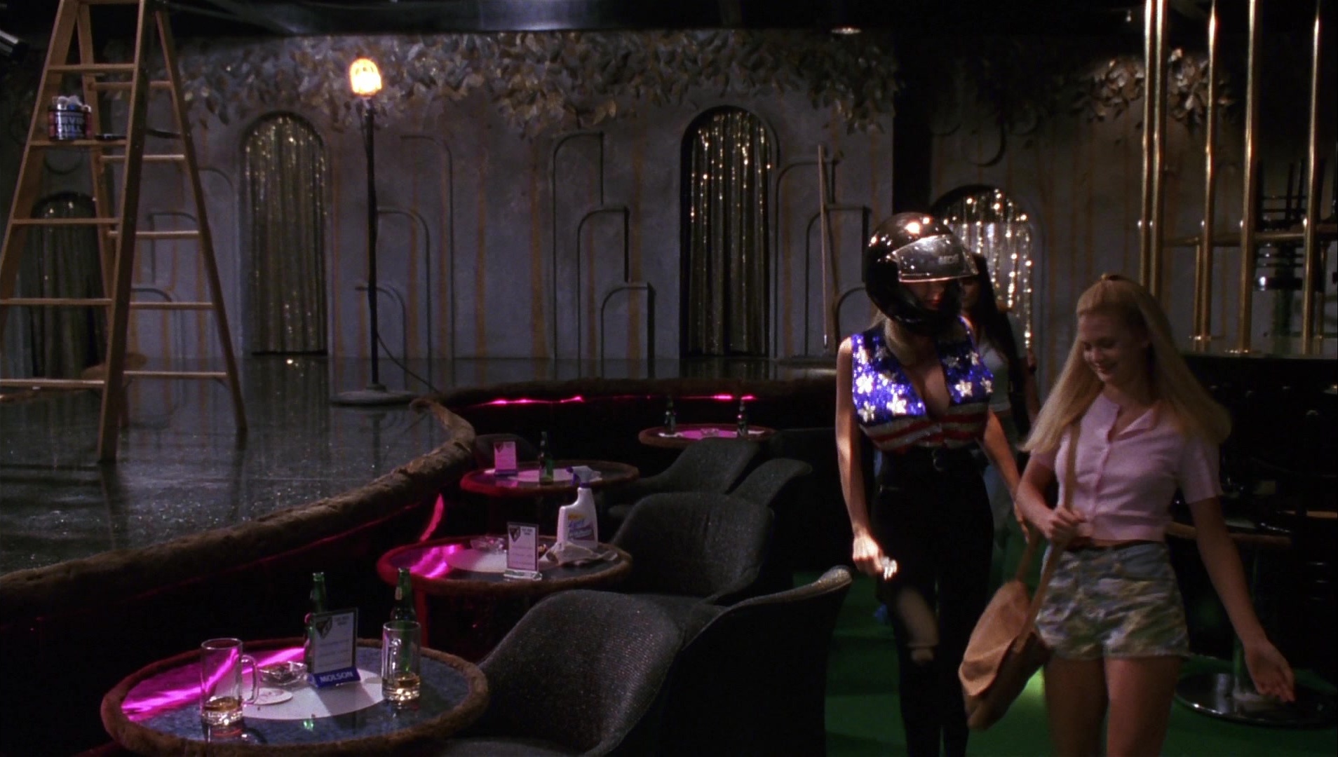 Striptease (1996), wide, 1.77:1 — film still