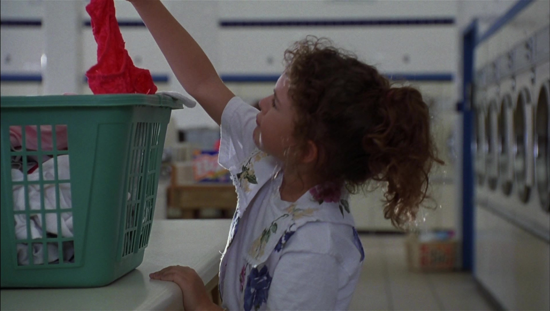 Striptease (1996), wide, 1.77:1 — film still