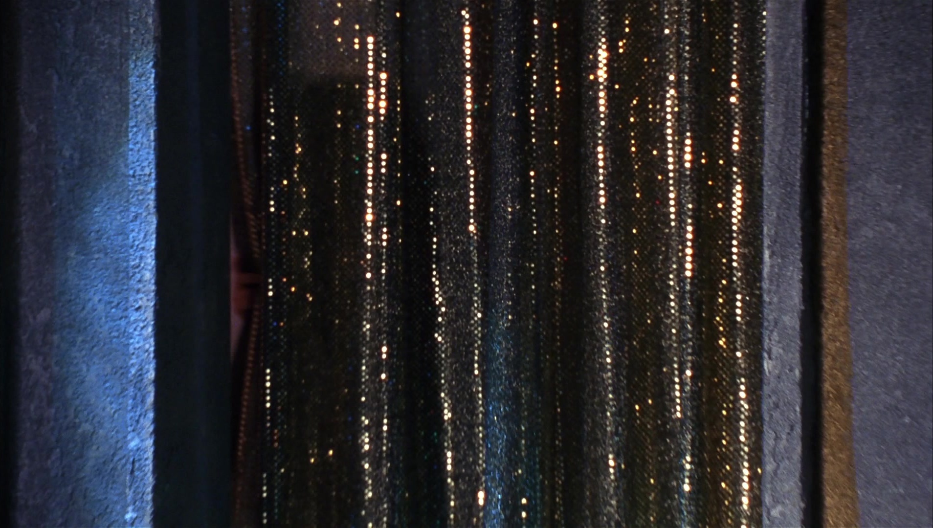 Striptease (1996), wide, 1.77:1 — film still